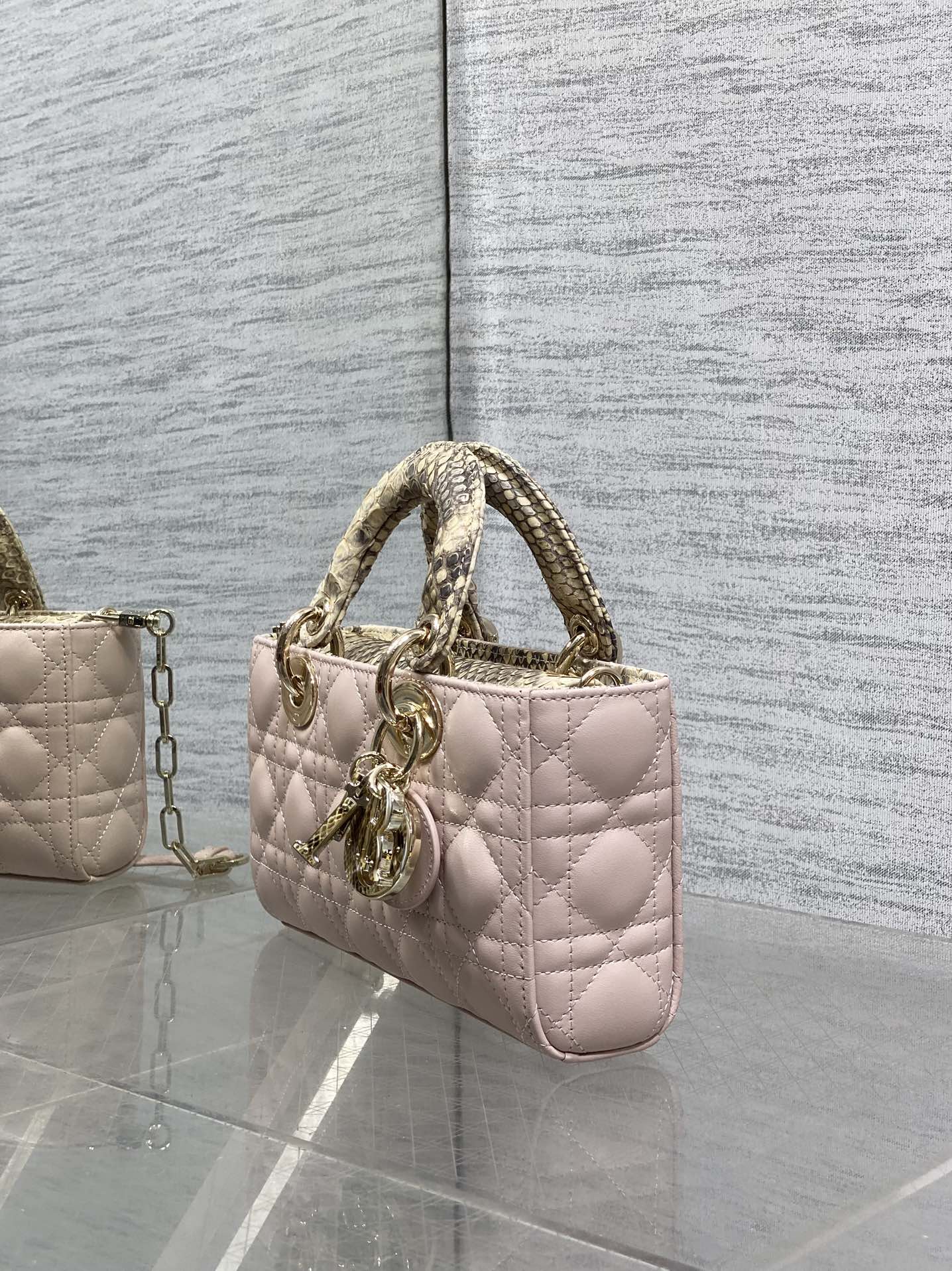 现货‼️Lady横版戴妃珍稀蛇皮配小羊皮闪亮登场，高雅又不失个性，非它莫属👏🏼，科普一下每条蛇皮的纹路都