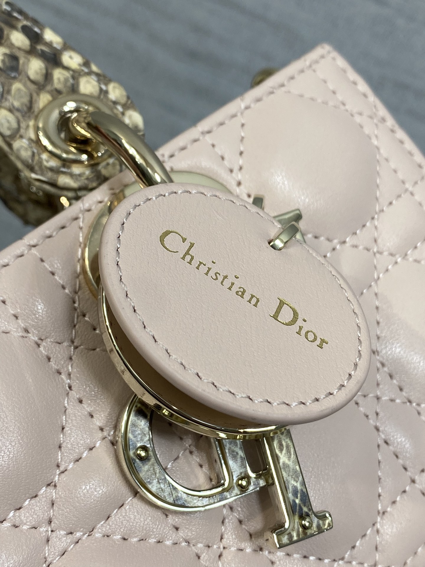 现货‼️Lady横版戴妃珍稀蛇皮配小羊皮闪亮登场，高雅又不失个性，非它莫属👏🏼，科普一下每条蛇皮的纹路都