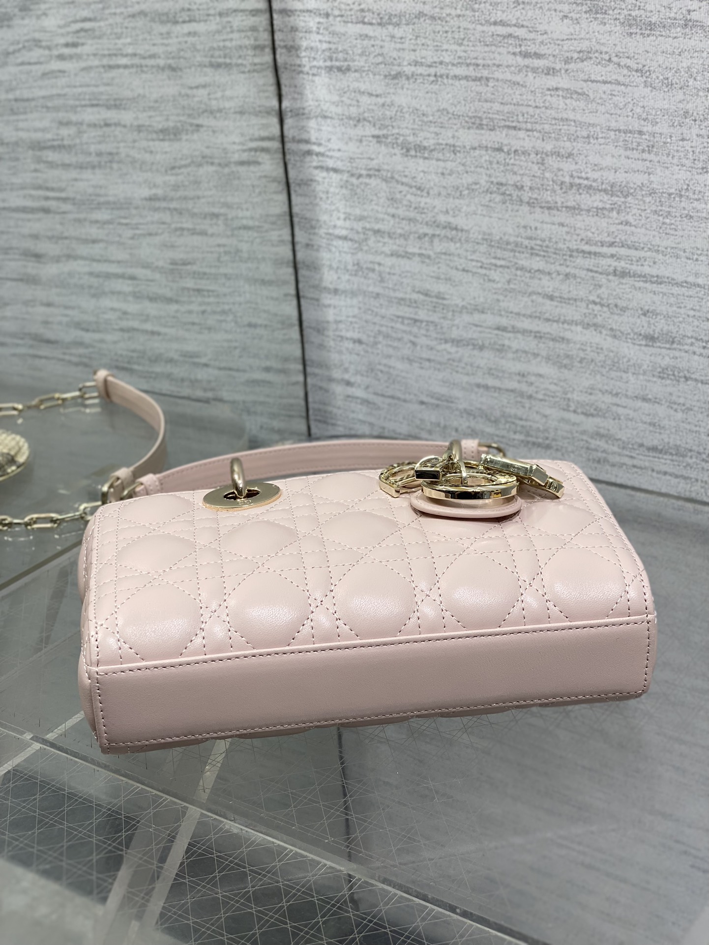 现货‼️Lady横版戴妃珍稀蛇皮配小羊皮闪亮登场，高雅又不失个性，非它莫属👏🏼，科普一下每条蛇皮的纹路都