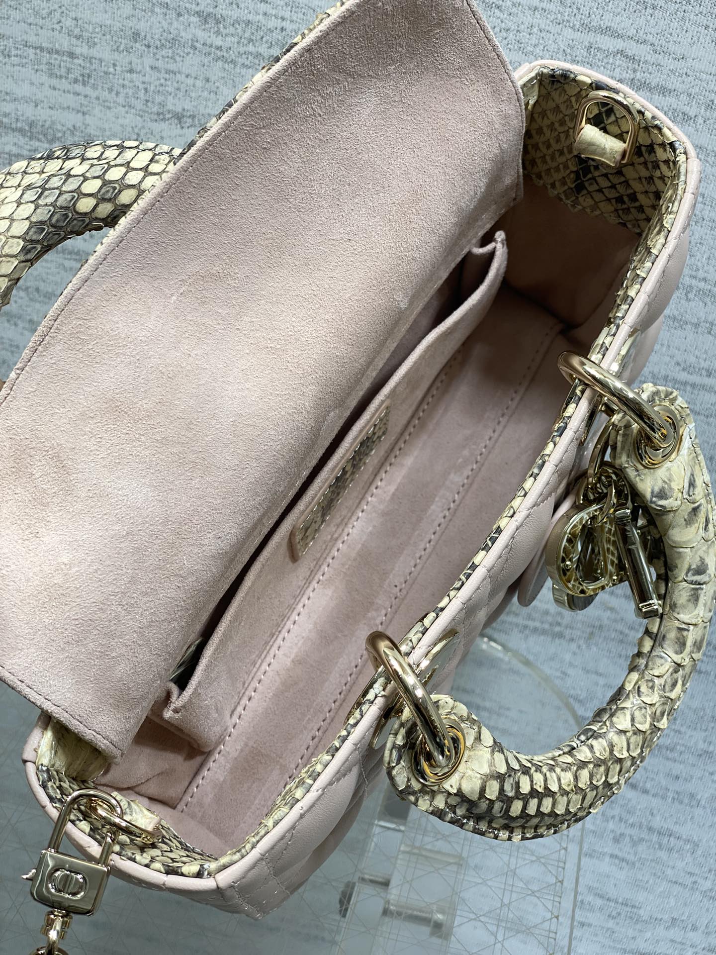 现货‼️Lady横版戴妃珍稀蛇皮配小羊皮闪亮登场，高雅又不失个性，非它莫属👏🏼，科普一下每条蛇皮的纹路都