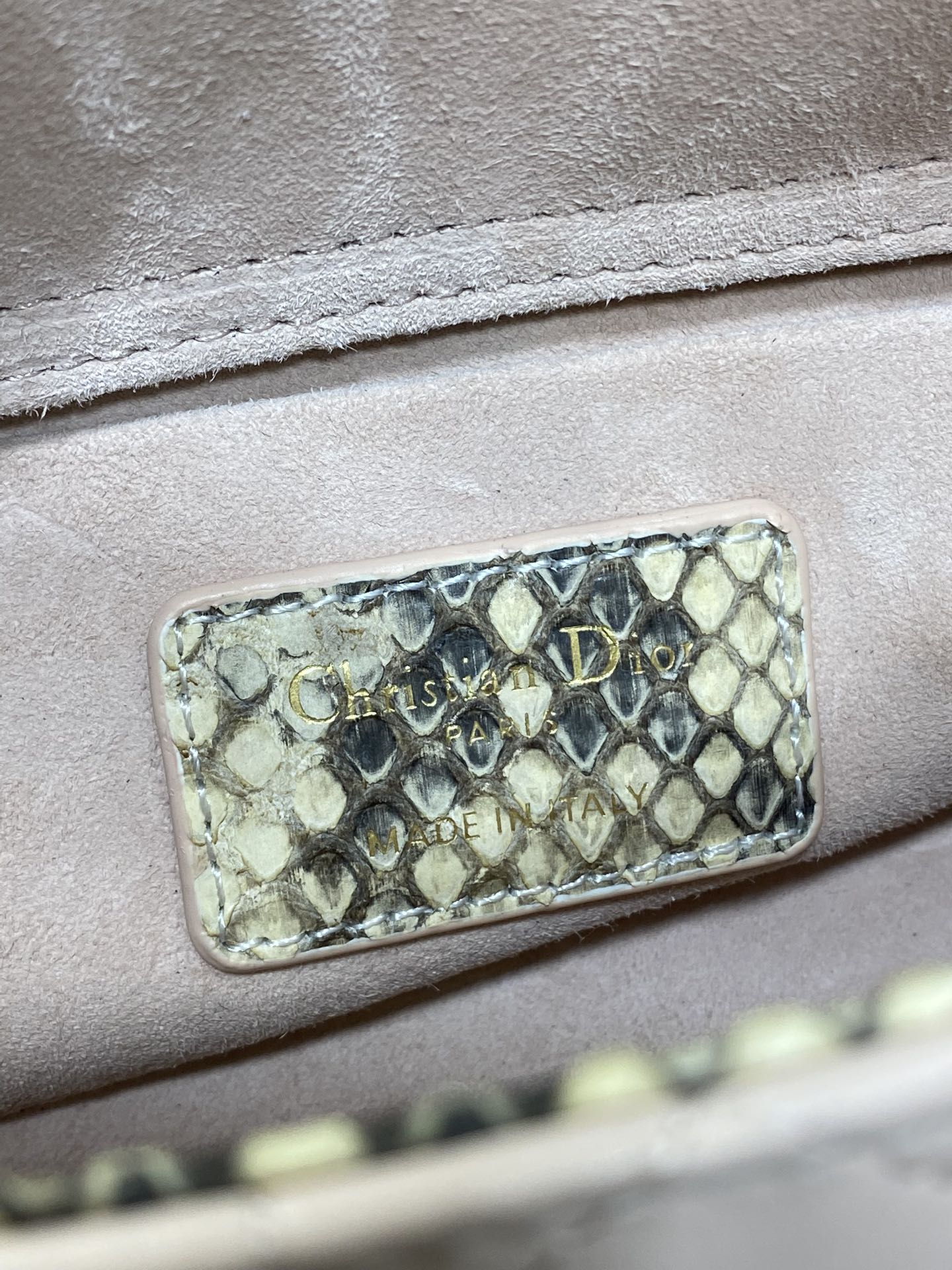 现货‼️Lady横版戴妃珍稀蛇皮配小羊皮闪亮登场，高雅又不失个性，非它莫属👏🏼，科普一下每条蛇皮的纹路都