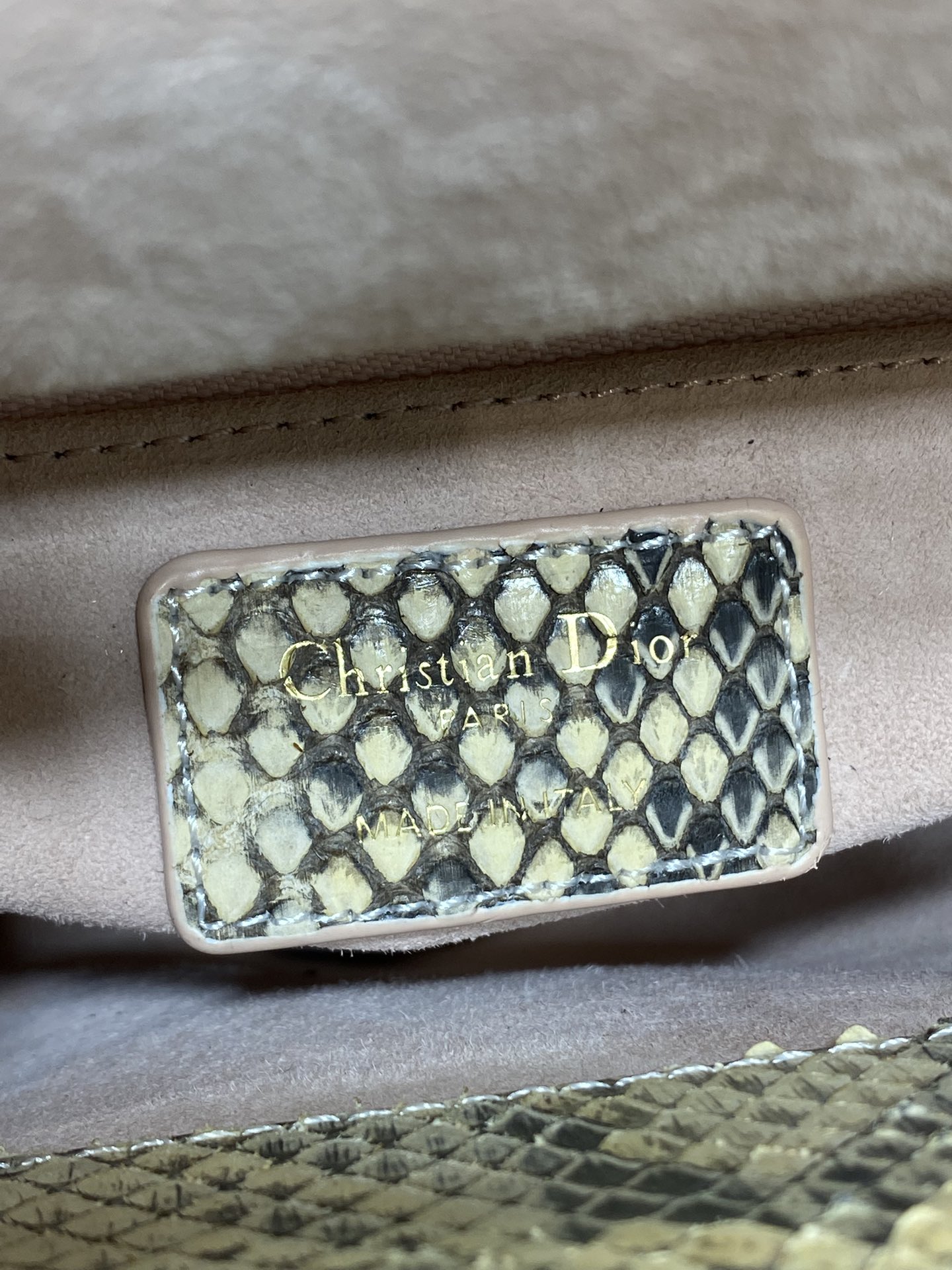 现货‼️Lady戴妃三格珍稀蛇皮配小羊皮闪亮登场，高雅又不失个性，非它莫属👏🏼，科普一下每条蛇皮的纹路都