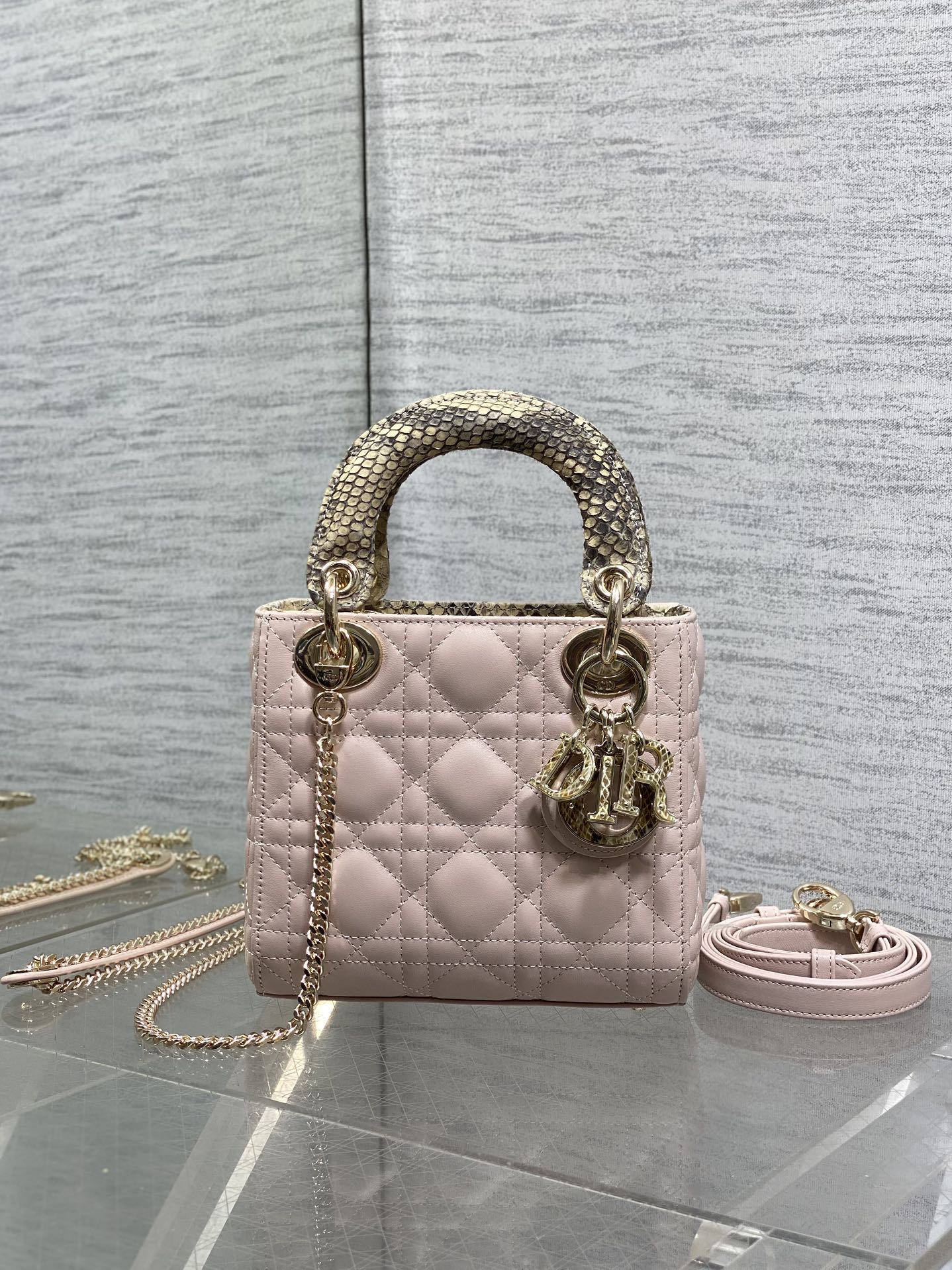 NO:717669,In stock, Lady Diana's three-frame rare snakeskin with lambskin is now available. It is elegant and individual. It has to be this one. Let's do some science. Each snakeskin pattern is unique, so the pattern of each bag will be different. This is the characteristic of real snakeskin. Everyone should look for it. Size: 17cm, Princess Diana snakeskin, sheepskin, snakeskin, Hermes,19860909现货 Lady戴妃三格珍稀蛇皮配小羊皮闪亮登场,高雅又不失个性,非它莫属,科普一下每条蛇皮的纹路都是独一无二的,所以每个包的纹路都会有所不同,这是真蛇皮的特点,大家要认准哦 Size:17cm,戴妃蛇皮,sheepskin,snakeskin,Hermes,,Bag