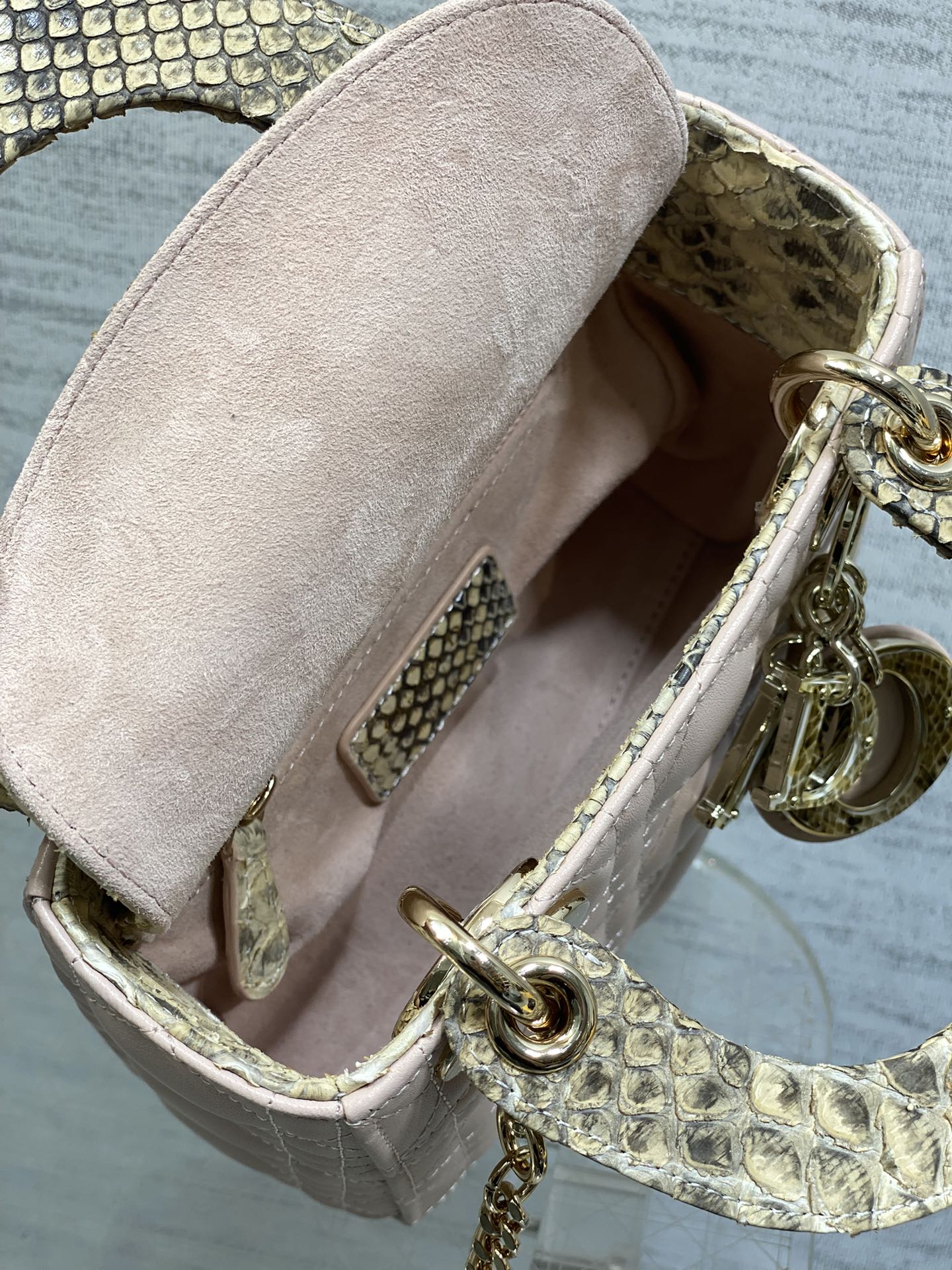 现货‼️Lady戴妃三格珍稀蛇皮配小羊皮闪亮登场，高雅又不失个性，非它莫属👏🏼，科普一下每条蛇皮的纹路都