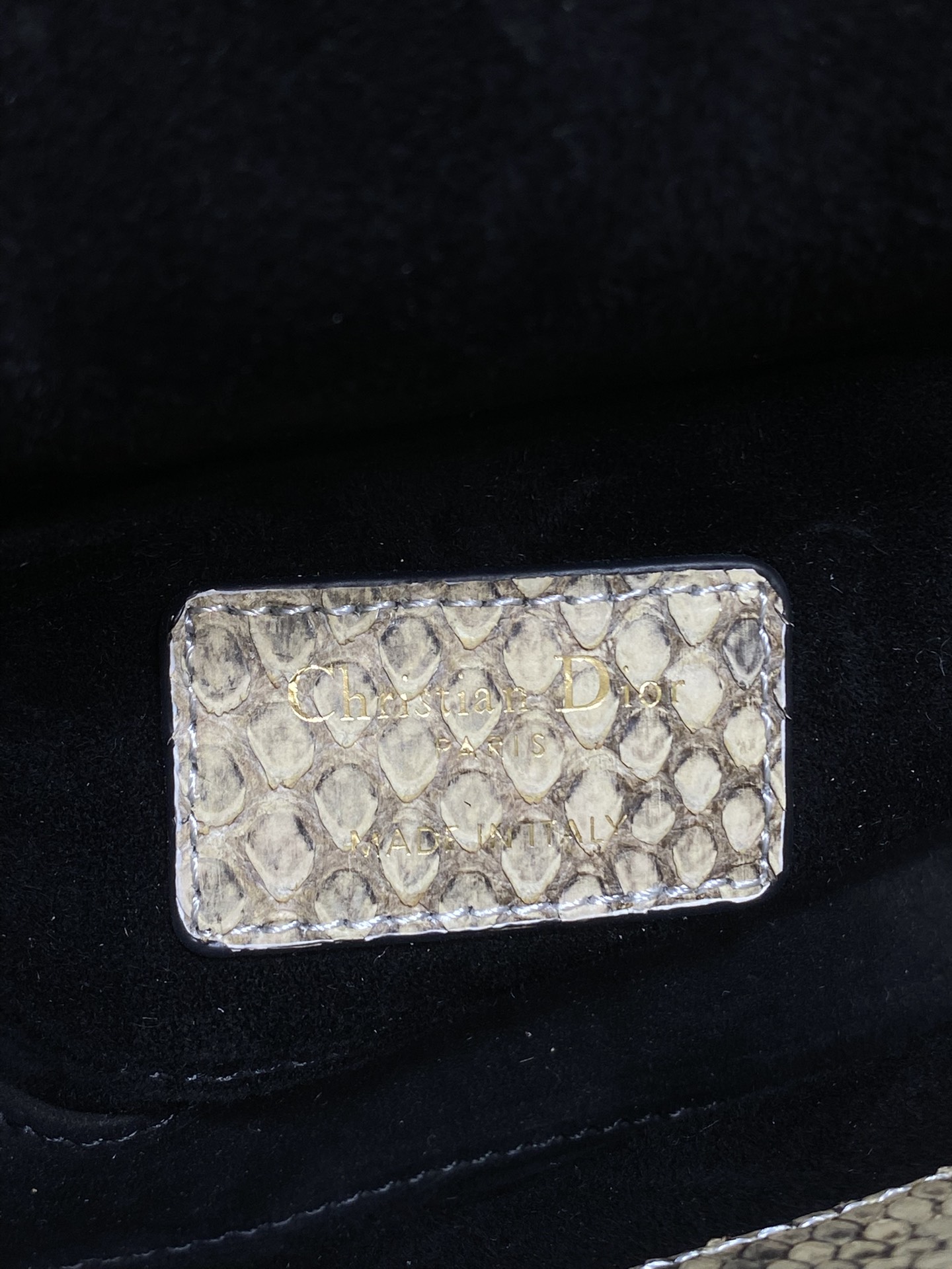 现货‼️Lady横版戴妃珍稀蛇皮配小羊皮闪亮登场，高雅又不失个性，非它莫属👏🏼，科普一下每条蛇皮的纹路都