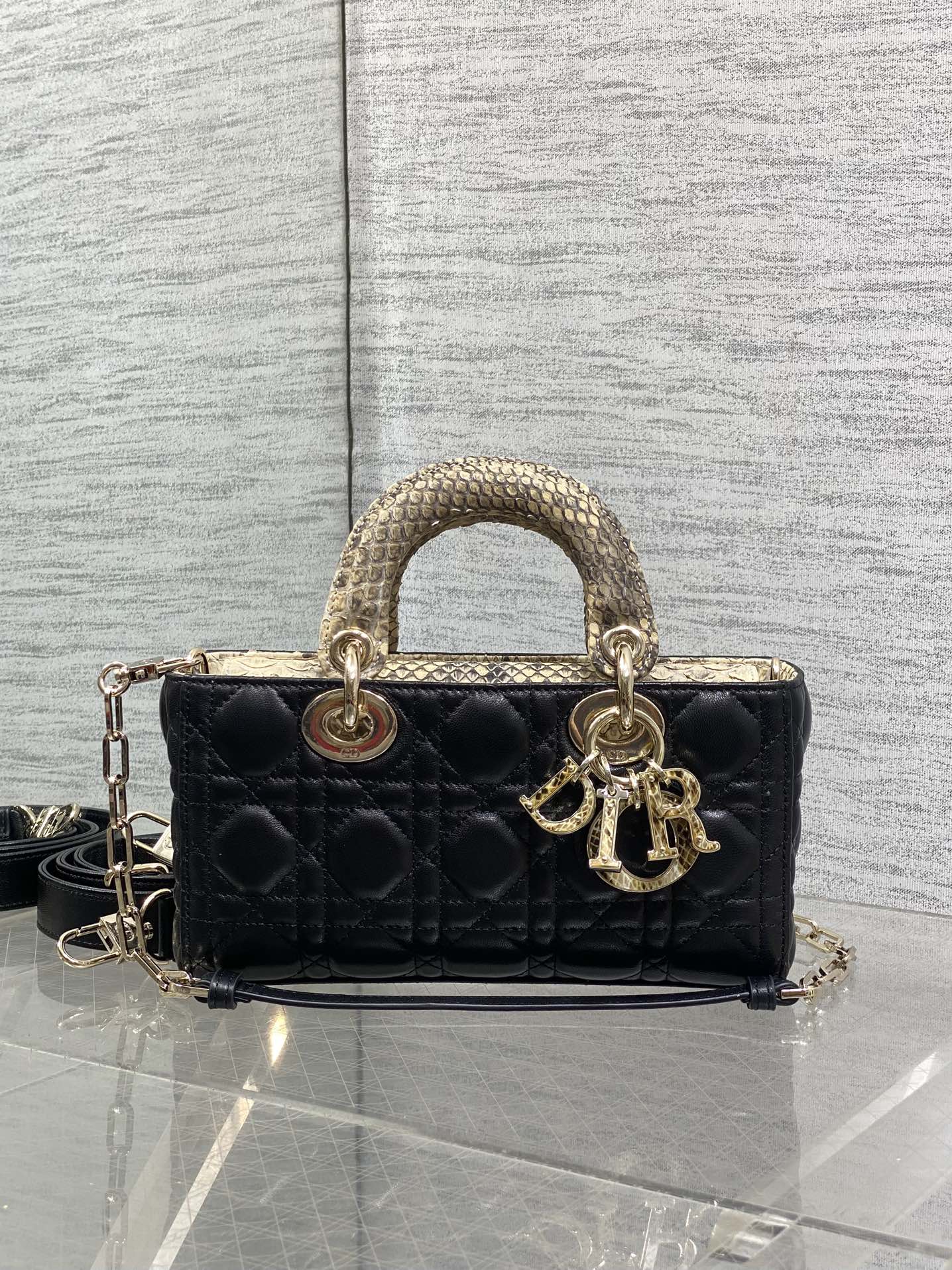 现货‼️Lady横版戴妃珍稀蛇皮配小羊皮闪亮登场，高雅又不失个性，非它莫属👏🏼，科普一下每条蛇皮的纹路都