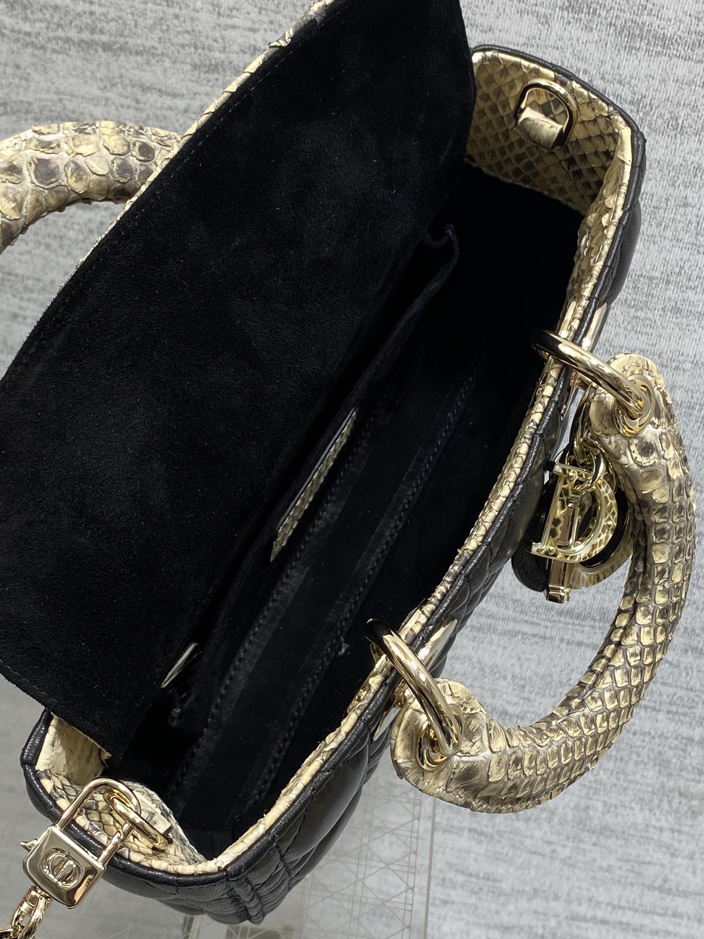 现货‼️Lady横版戴妃珍稀蛇皮配小羊皮闪亮登场，高雅又不失个性，非它莫属👏🏼，科普一下每条蛇皮的纹路都