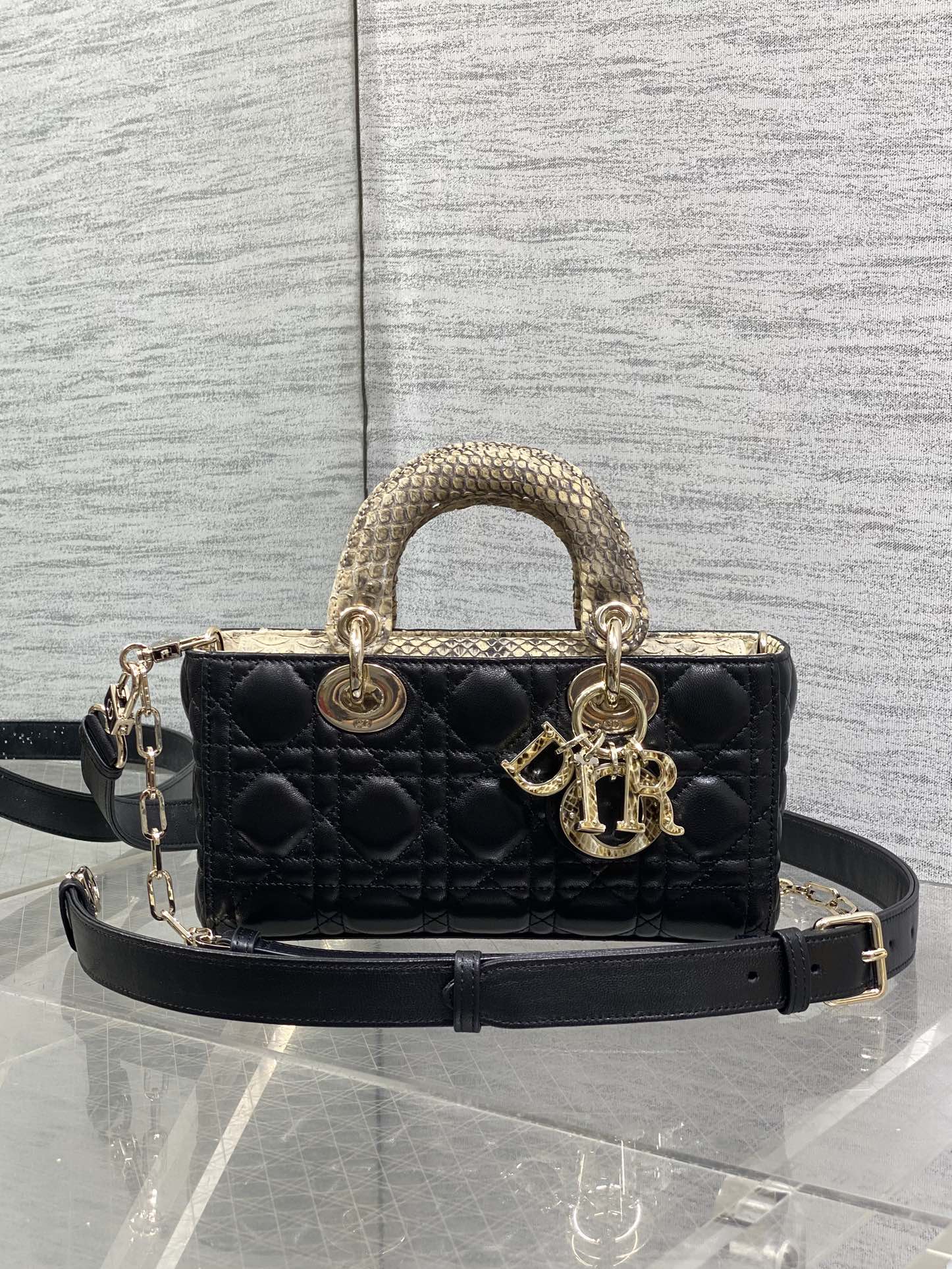 NO:717672,In stock Lady's horizontal version of Princess Diana's rare snakeskin with lambskin is now available. It is elegant and individual. It has to be this one. Let's do some science. Each snakeskin pattern is unique, so the pattern of each bag will be different. This is the characteristic of real snakeskin. Everyone should look for it. Size: 22cm, Princess Diana snakeskin, sheepskin, snakeskin, Hermes,19860909现货 Lady横版戴妃珍稀蛇皮配小羊皮闪亮登场,高雅又不失个性,非它莫属,科普一下每条蛇皮的纹路都是独一无二的,所以每个包的纹路都会有所不同,这是真蛇皮的特点,大家要认准哦 Size:22cm,戴妃蛇皮,sheepskin,snakeskin,Hermes,,Bag