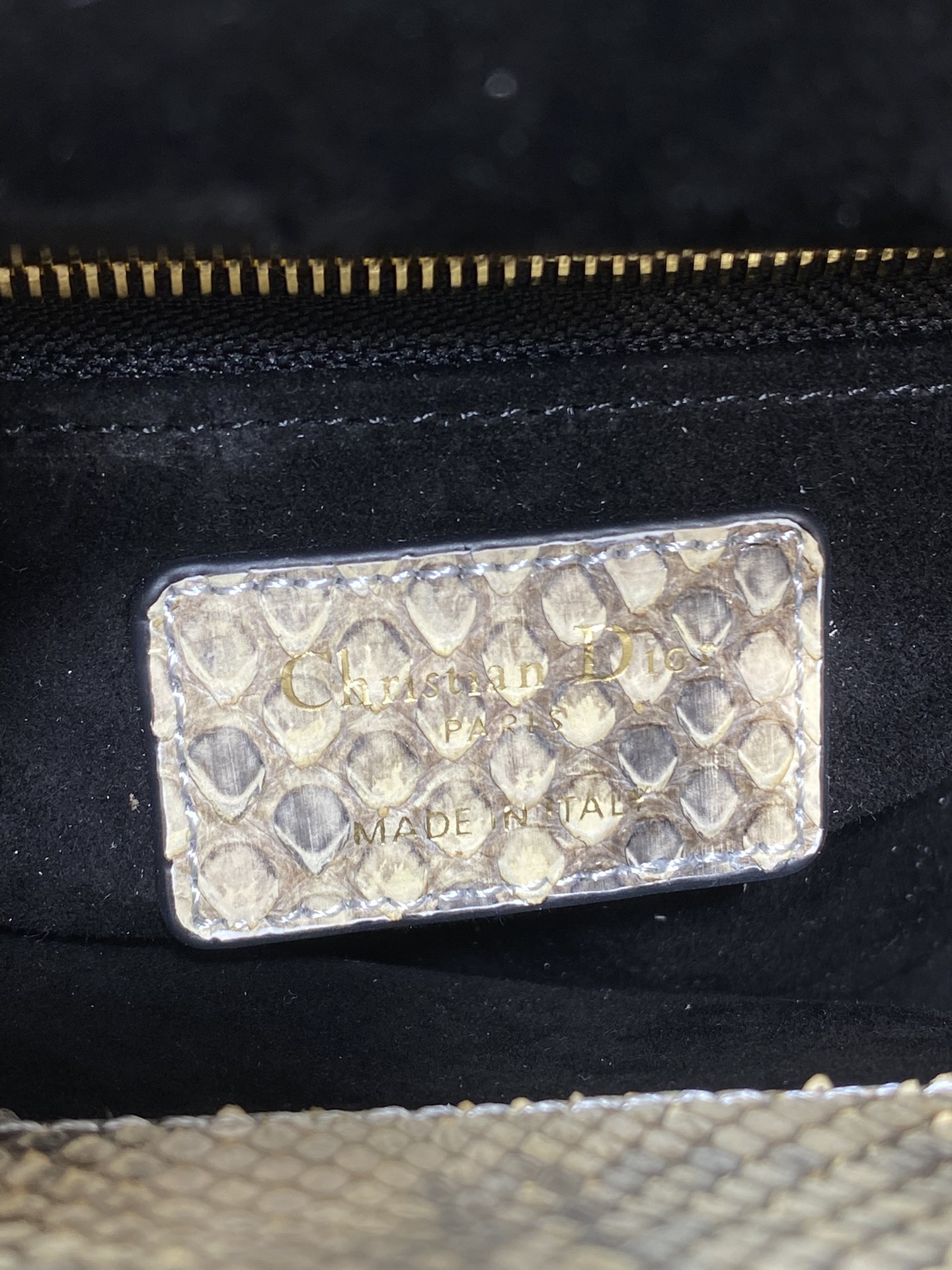 现货‼️Lady戴妃三格珍稀蛇皮配小羊皮闪亮登场，高雅又不失个性，非它莫属👏🏼，科普一下每条蛇皮的纹路都