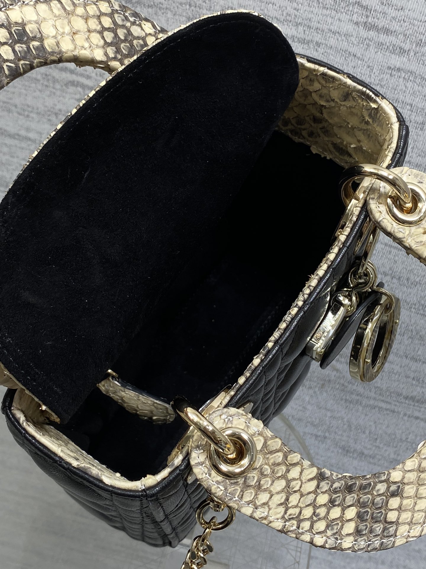 现货‼️Lady戴妃三格珍稀蛇皮配小羊皮闪亮登场，高雅又不失个性，非它莫属👏🏼，科普一下每条蛇皮的纹路都