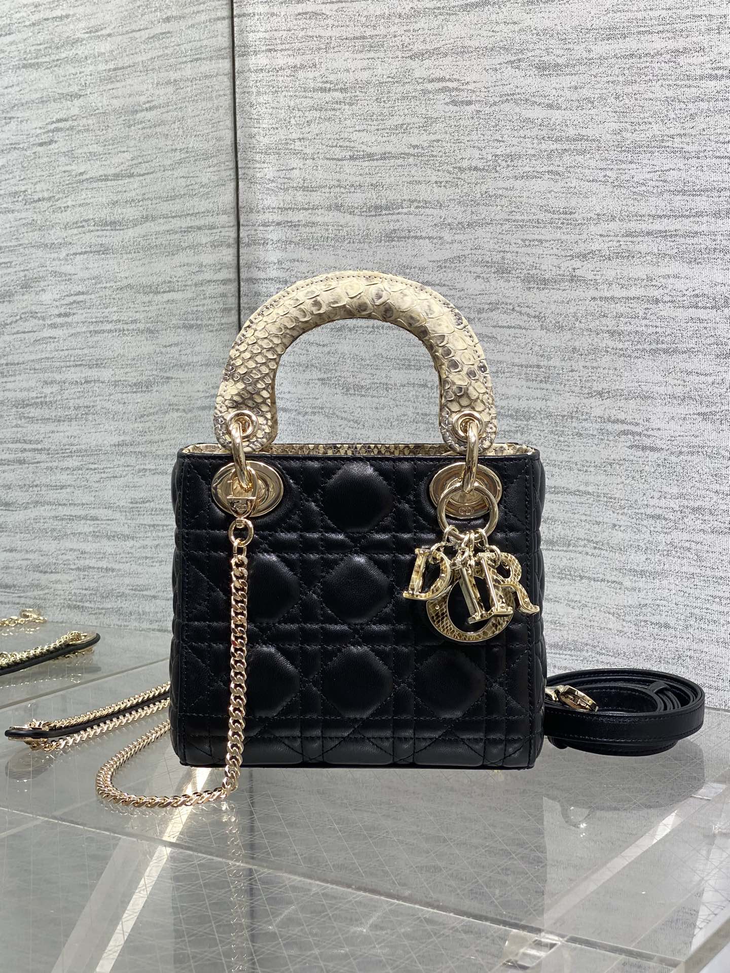 NO:717675,In stock, Lady Diana's three-frame rare snakeskin with lambskin is now available. It is elegant and individual. It has to be this one. Let's do some science. Each snakeskin pattern is unique, so the pattern of each bag will be different. This is the characteristic of real snakeskin. Everyone should look for it. Size: 17cm, Princess Diana snakeskin, sheepskin, snakeskin, Hermes,19860909现货 Lady戴妃三格珍稀蛇皮配小羊皮闪亮登场,高雅又不失个性,非它莫属,科普一下每条蛇皮的纹路都是独一无二的,所以每个包的纹路都会有所不同,这是真蛇皮的特点,大家要认准哦 Size:17cm,戴妃蛇皮,sheepskin,snakeskin,Hermes,,Bag