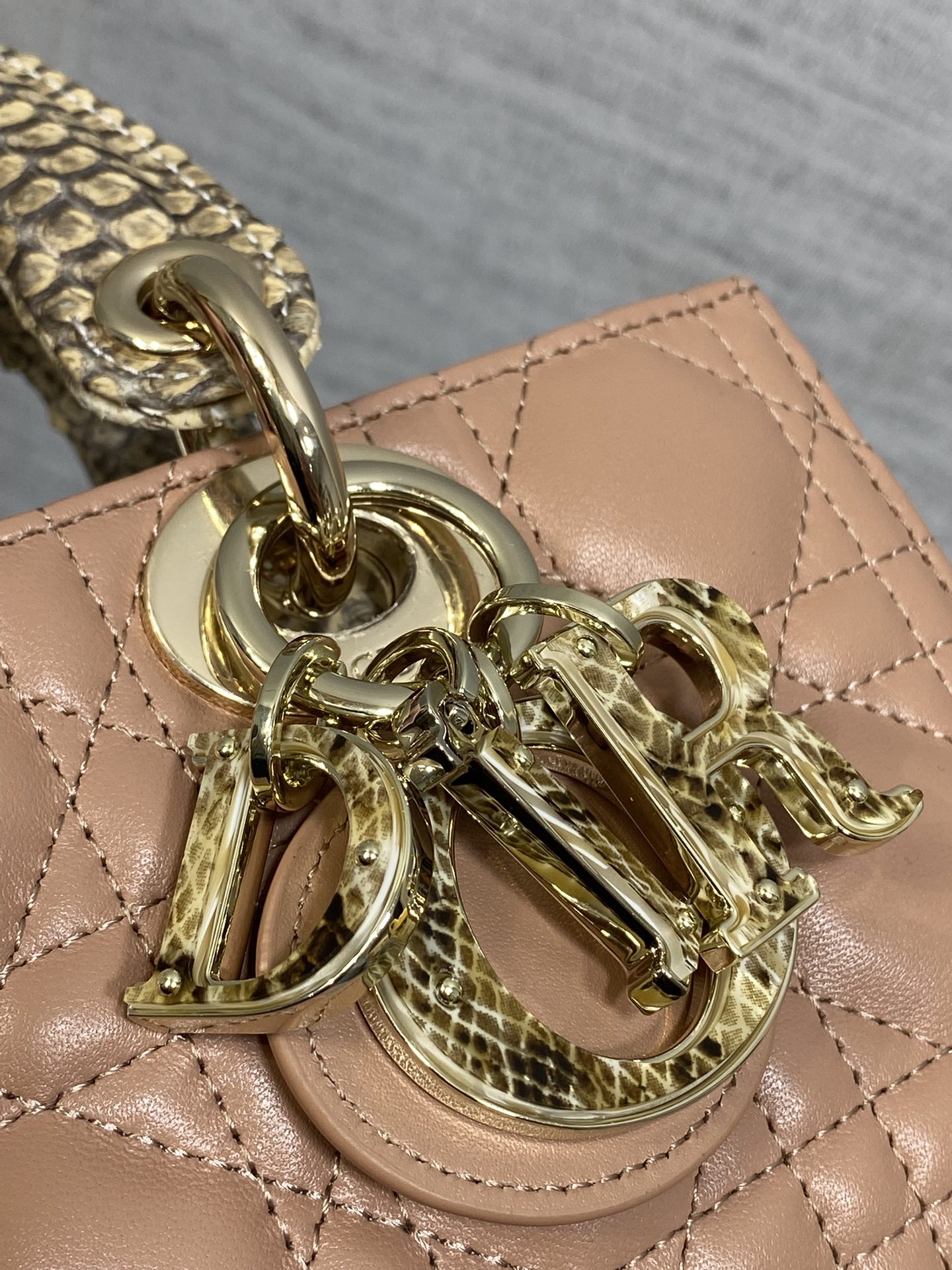 现货‼️Lady横版戴妃珍稀蛇皮配小羊皮闪亮登场，高雅又不失个性，非它莫属👏🏼，科普一下每条蛇皮的纹路都