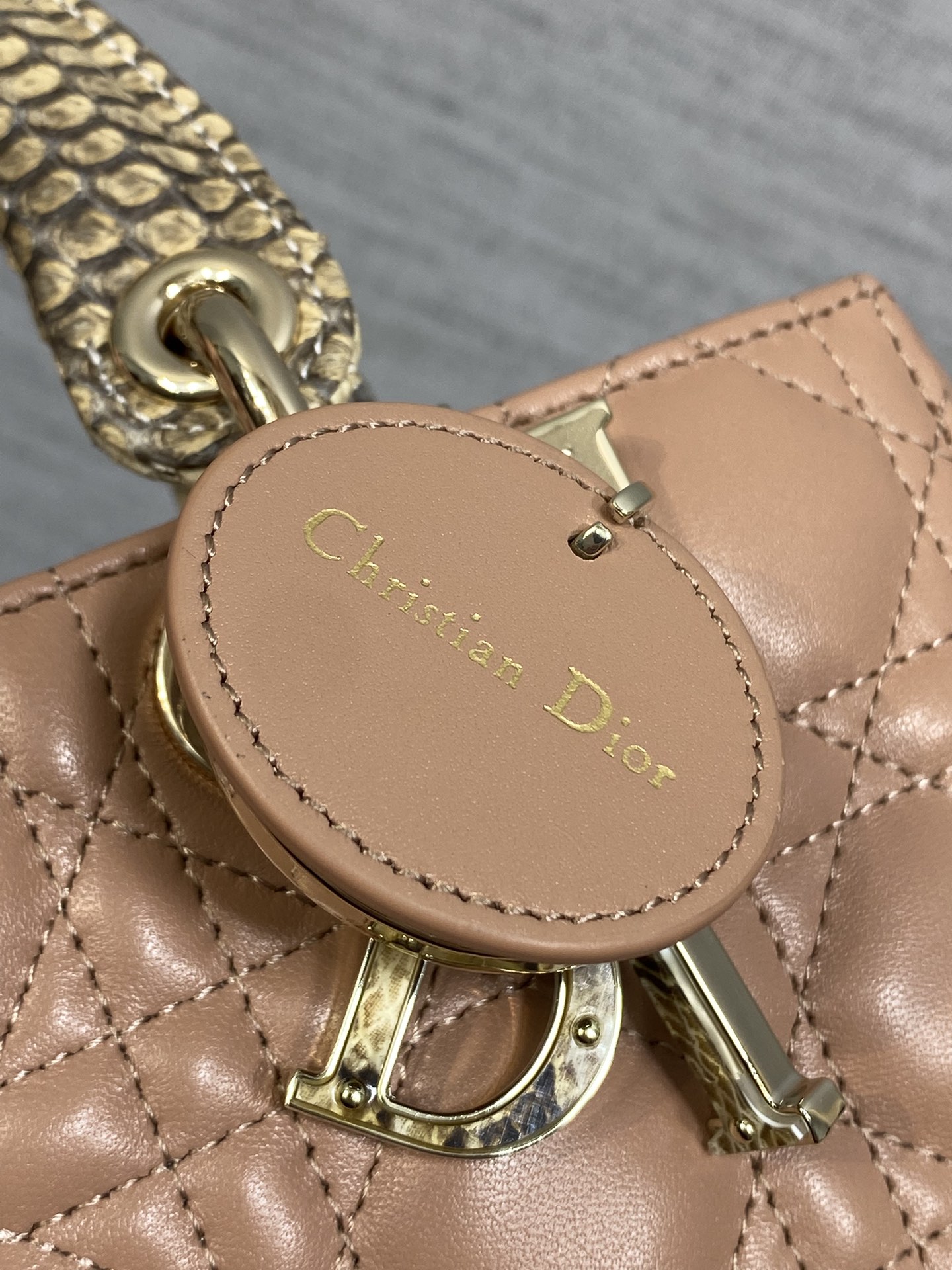 现货‼️Lady横版戴妃珍稀蛇皮配小羊皮闪亮登场，高雅又不失个性，非它莫属👏🏼，科普一下每条蛇皮的纹路都