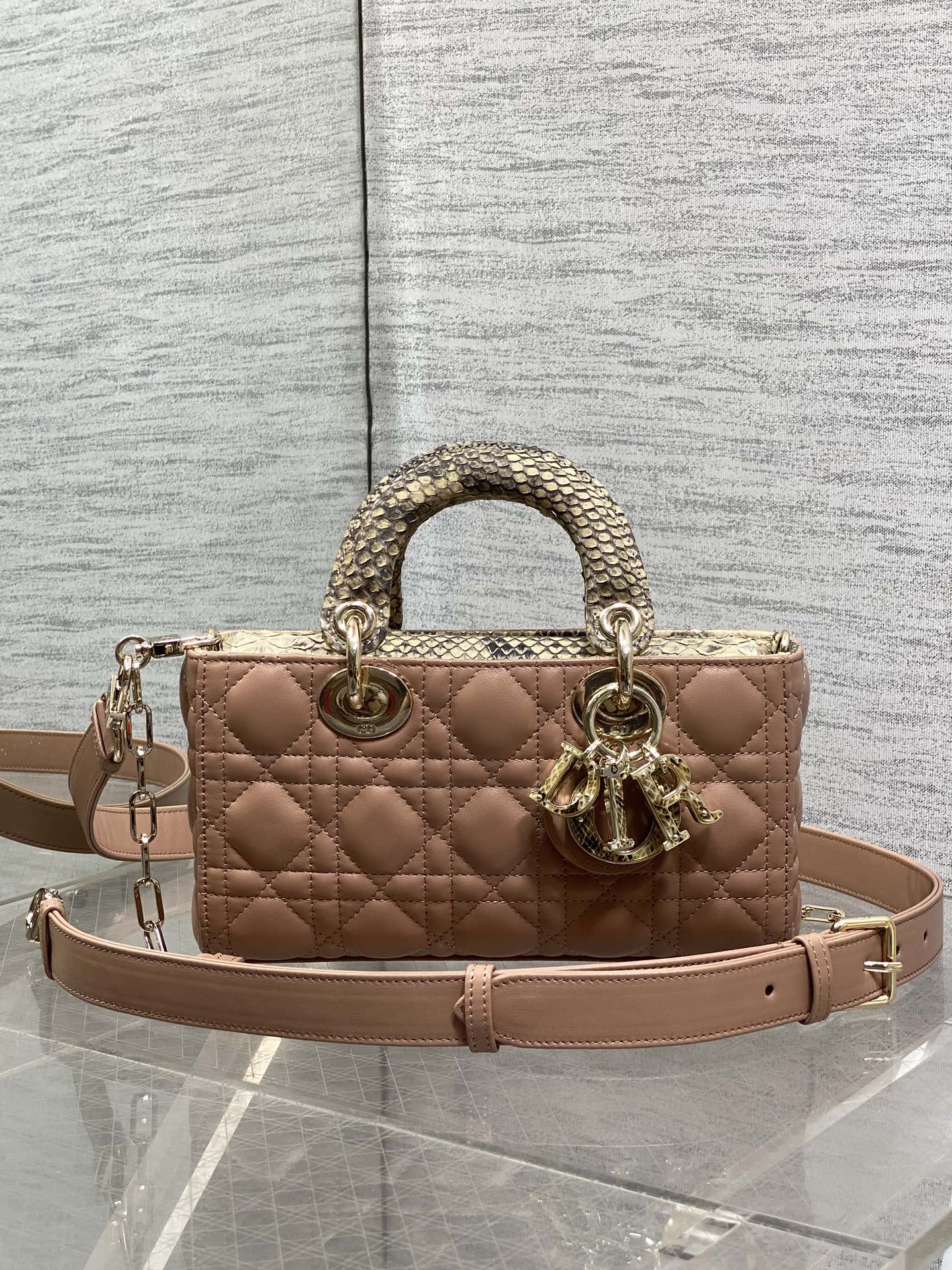 NO:717678,In stock Lady's horizontal version of Princess Diana's rare snakeskin with lambskin is now available. It is elegant and individual. It has to be this one. Let's do some science. Each snakeskin pattern is unique, so the pattern of each bag will be different. This is the characteristic of real snakeskin. Everyone should look for it. Size: 22cm, Princess Diana snakeskin, sheepskin, snakeskin, Hermes,19860909现货 Lady横版戴妃珍稀蛇皮配小羊皮闪亮登场,高雅又不失个性,非它莫属,科普一下每条蛇皮的纹路都是独一无二的,所以每个包的纹路都会有所不同,这是真蛇皮的特点,大家要认准哦 Size:22cm,戴妃蛇皮,sheepskin,snakeskin,Hermes,,Bag