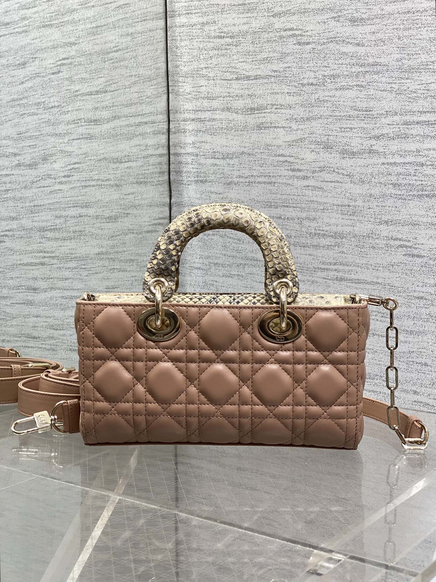 现货‼️Lady横版戴妃珍稀蛇皮配小羊皮闪亮登场，高雅又不失个性，非它莫属👏🏼，科普一下每条蛇皮的纹路都