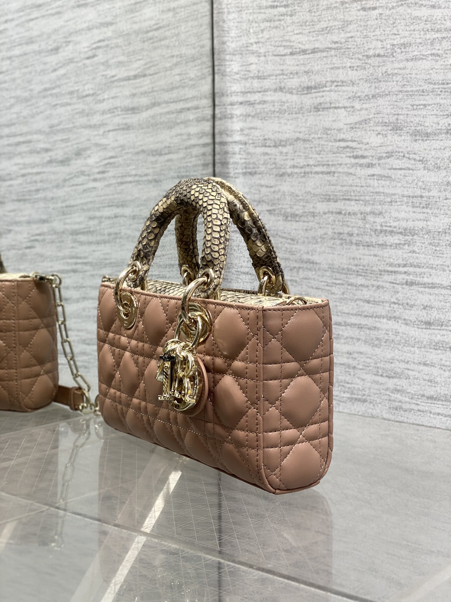 现货‼️Lady横版戴妃珍稀蛇皮配小羊皮闪亮登场，高雅又不失个性，非它莫属👏🏼，科普一下每条蛇皮的纹路都