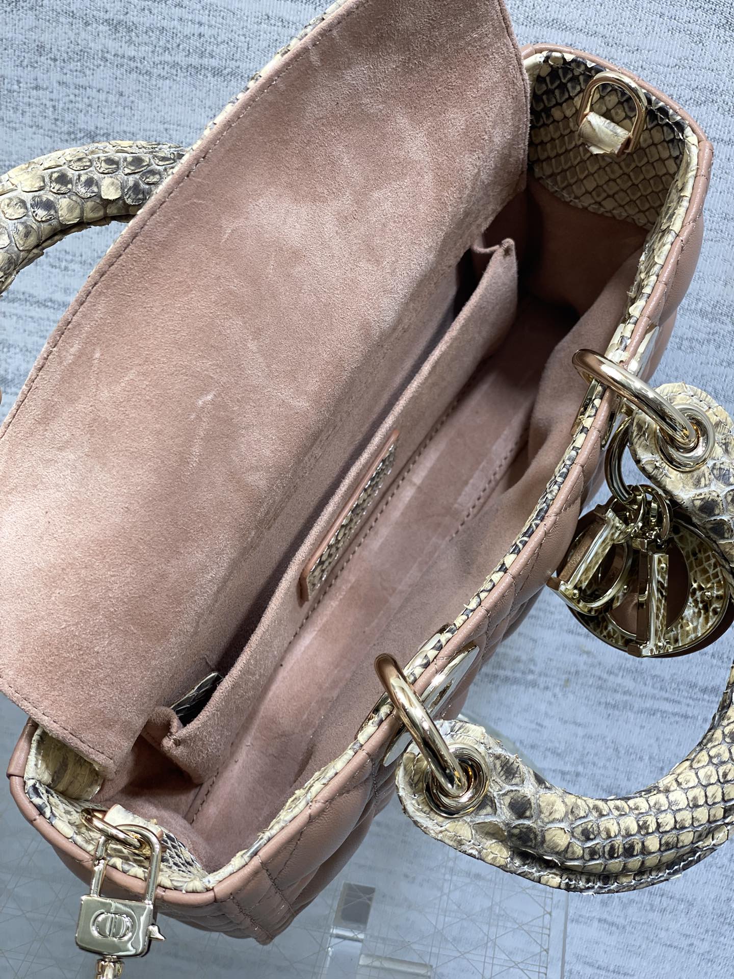 现货‼️Lady横版戴妃珍稀蛇皮配小羊皮闪亮登场，高雅又不失个性，非它莫属👏🏼，科普一下每条蛇皮的纹路都
