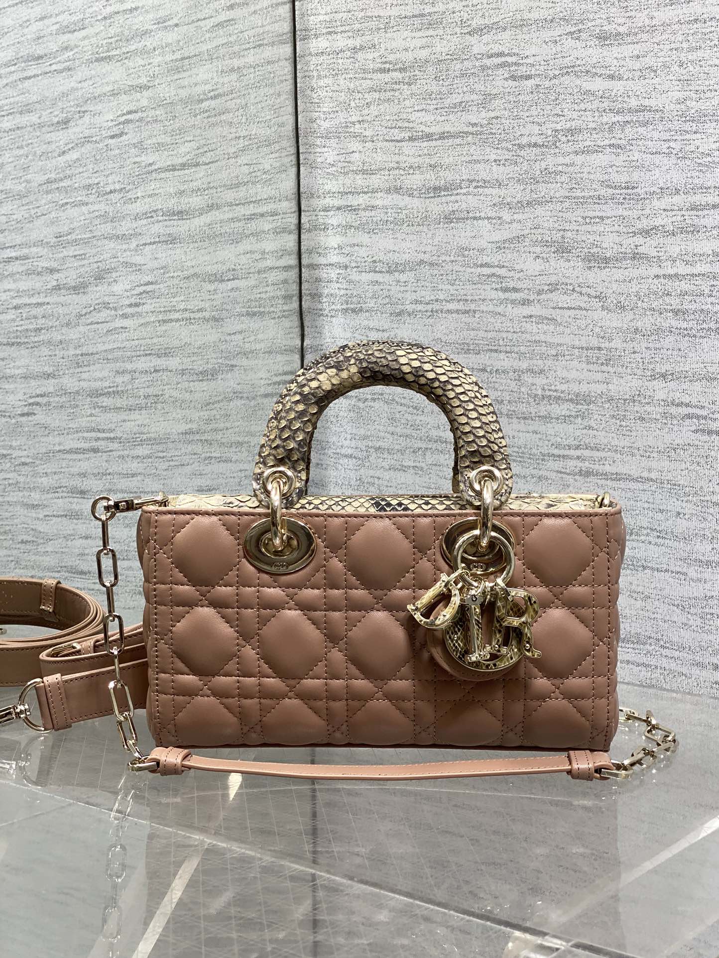 现货‼️Lady横版戴妃珍稀蛇皮配小羊皮闪亮登场，高雅又不失个性，非它莫属👏🏼，科普一下每条蛇皮的纹路都