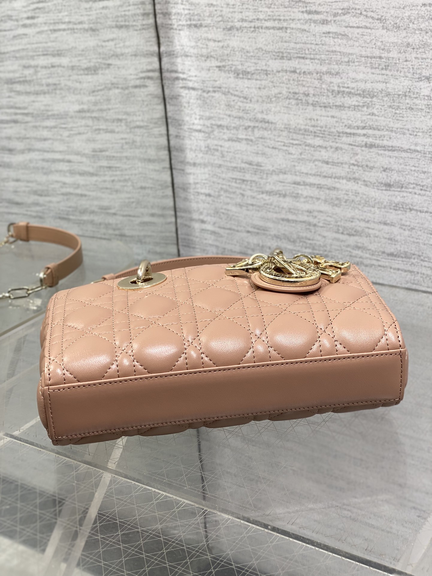 现货‼️Lady横版戴妃珍稀蛇皮配小羊皮闪亮登场，高雅又不失个性，非它莫属👏🏼，科普一下每条蛇皮的纹路都