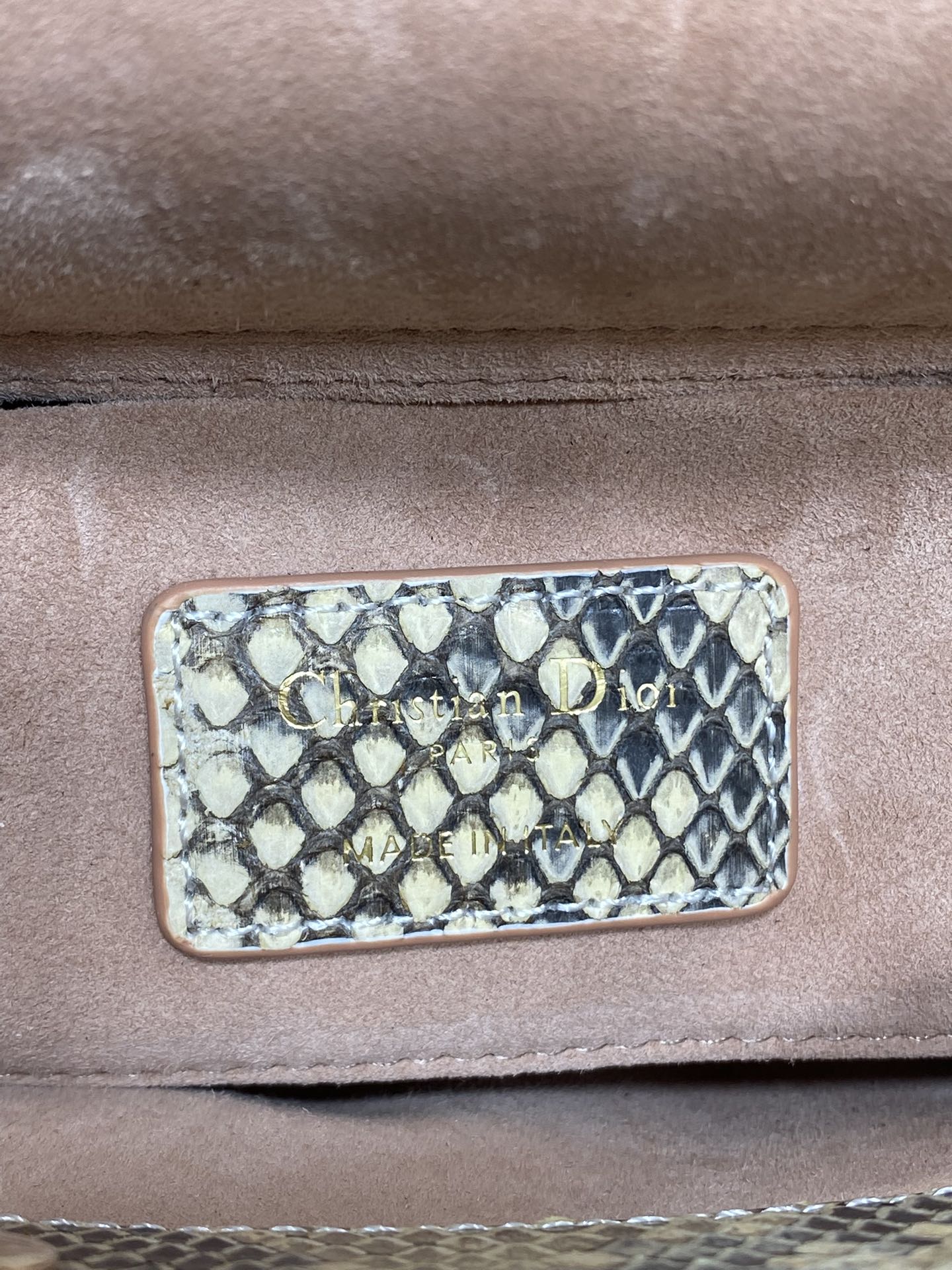 现货‼️Lady横版戴妃珍稀蛇皮配小羊皮闪亮登场，高雅又不失个性，非它莫属👏🏼，科普一下每条蛇皮的纹路都