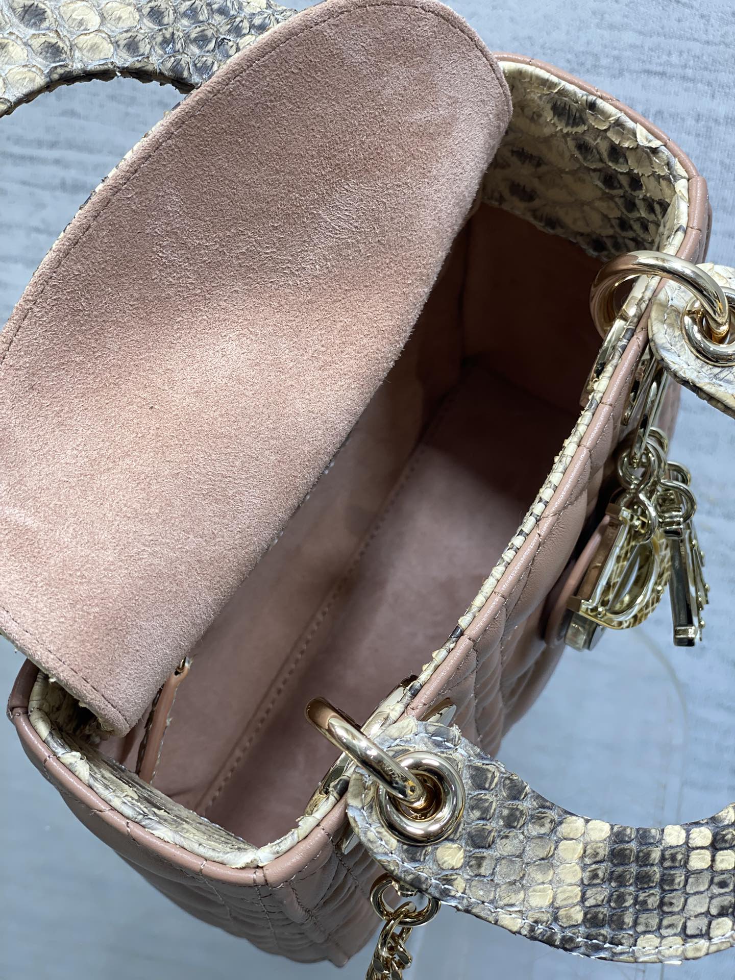 现货‼️Lady戴妃三格珍稀蛇皮配小羊皮闪亮登场，高雅又不失个性，非它莫属👏🏼，科普一下每条蛇皮的纹路都