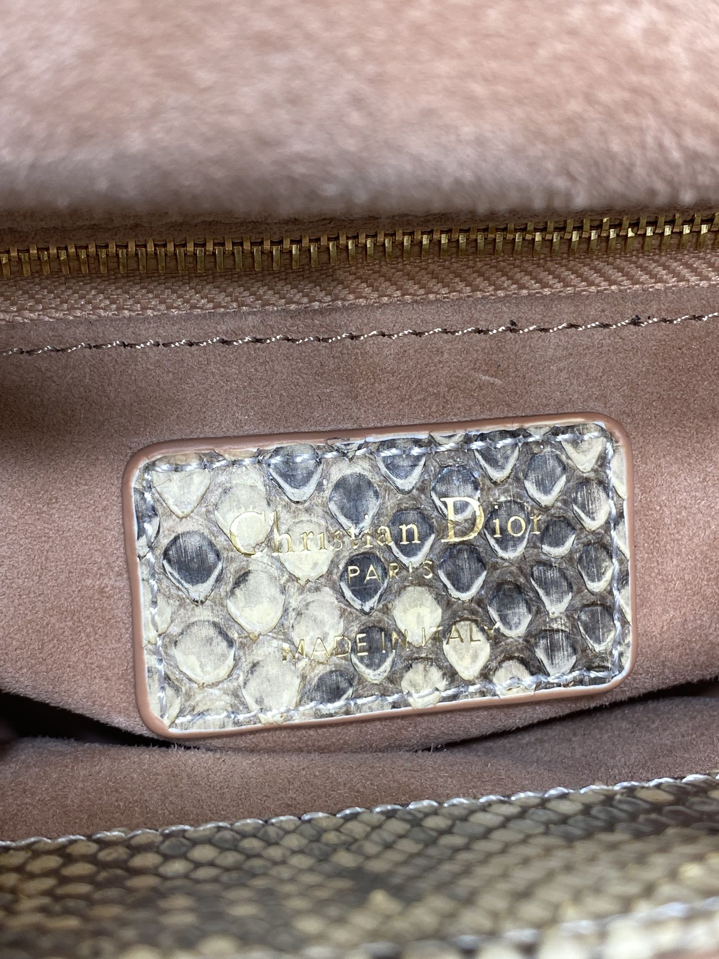 现货‼️Lady戴妃三格珍稀蛇皮配小羊皮闪亮登场，高雅又不失个性，非它莫属👏🏼，科普一下每条蛇皮的纹路都