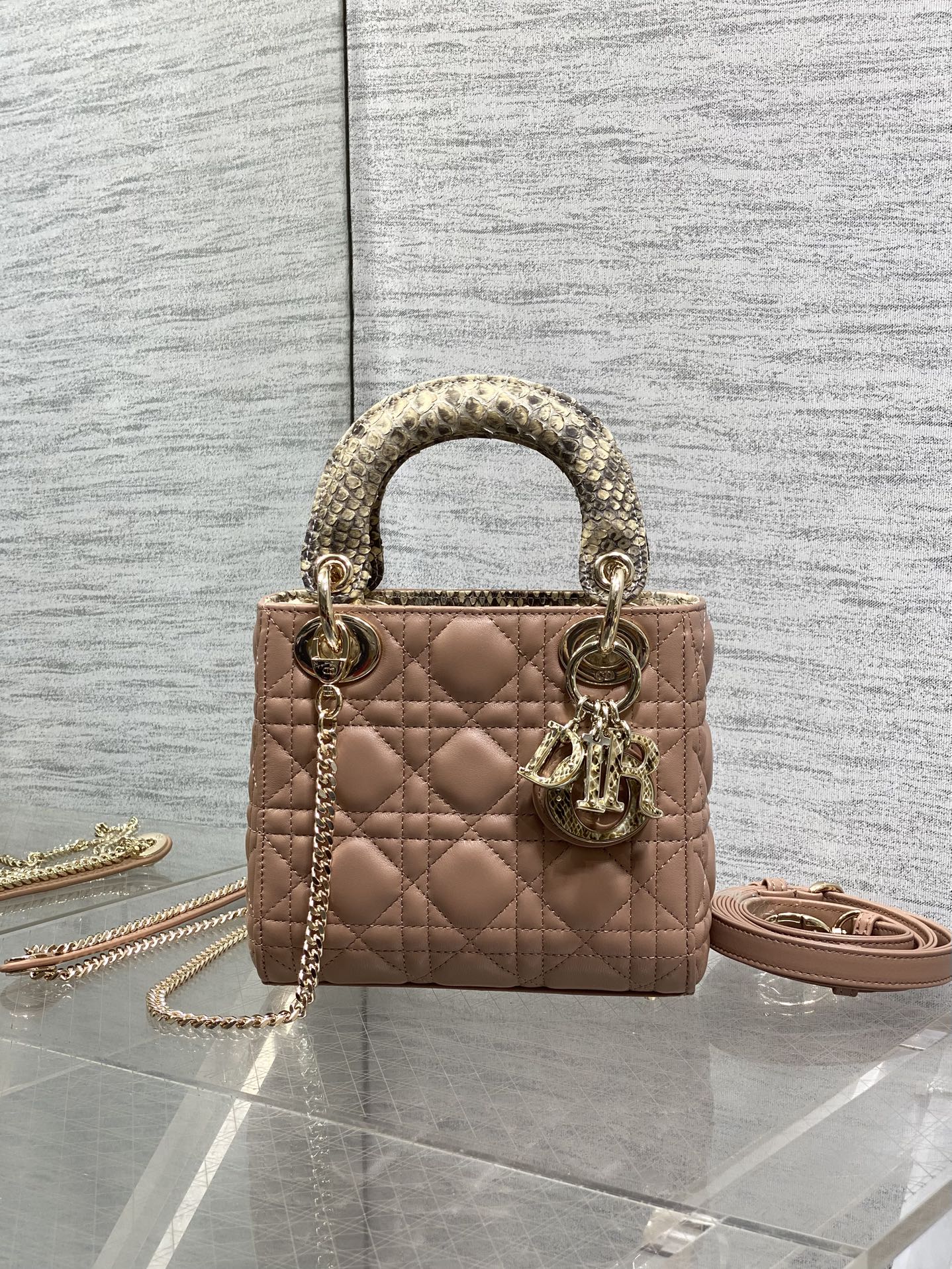 NO:717703,In stock, Lady Diana's three-frame rare snakeskin with lambskin is now available. It is elegant and individual. It has to be this one. Let's do some science. Each snakeskin pattern is unique, so the pattern of each bag will be different. This is the characteristic of real snakeskin. Everyone should look for it. Size: 17cm, Princess Diana snakeskin, sheepskin, snakeskin, Hermes,19860909现货 Lady戴妃三格珍稀蛇皮配小羊皮闪亮登场,高雅又不失个性,非它莫属,科普一下每条蛇皮的纹路都是独一无二的,所以每个包的纹路都会有所不同,这是真蛇皮的特点,大家要认准哦 Size:17cm,戴妃蛇皮,sheepskin,snakeskin,Hermes,,Bag