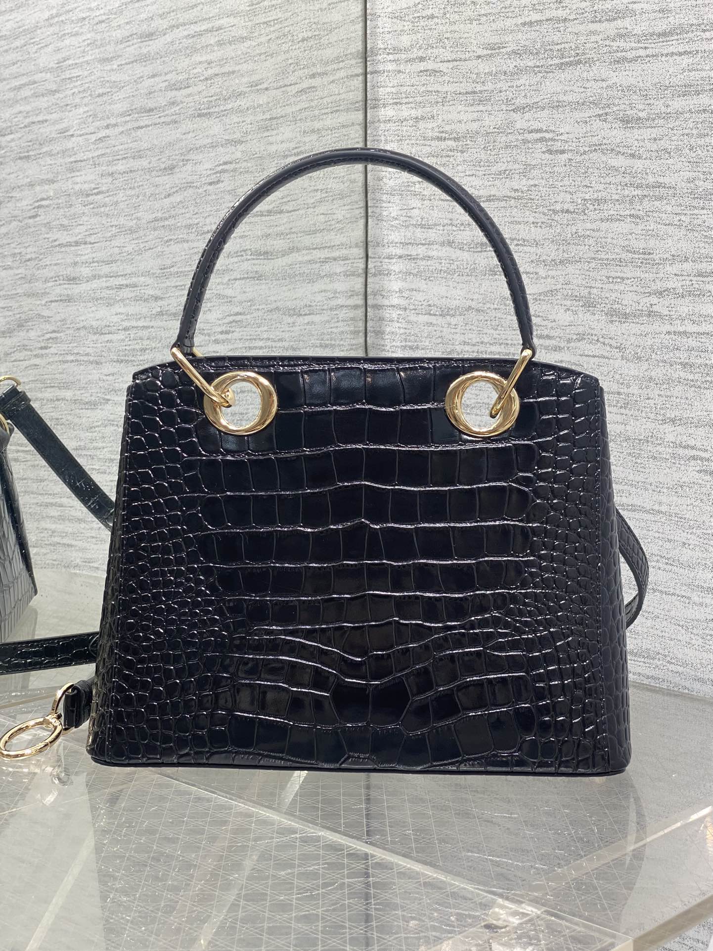 Dior Dior2026最新蝴蝶结手提包 把“蝴蝶结”焊在系列里 蝴蝶结也不再是小女生的甜腻感