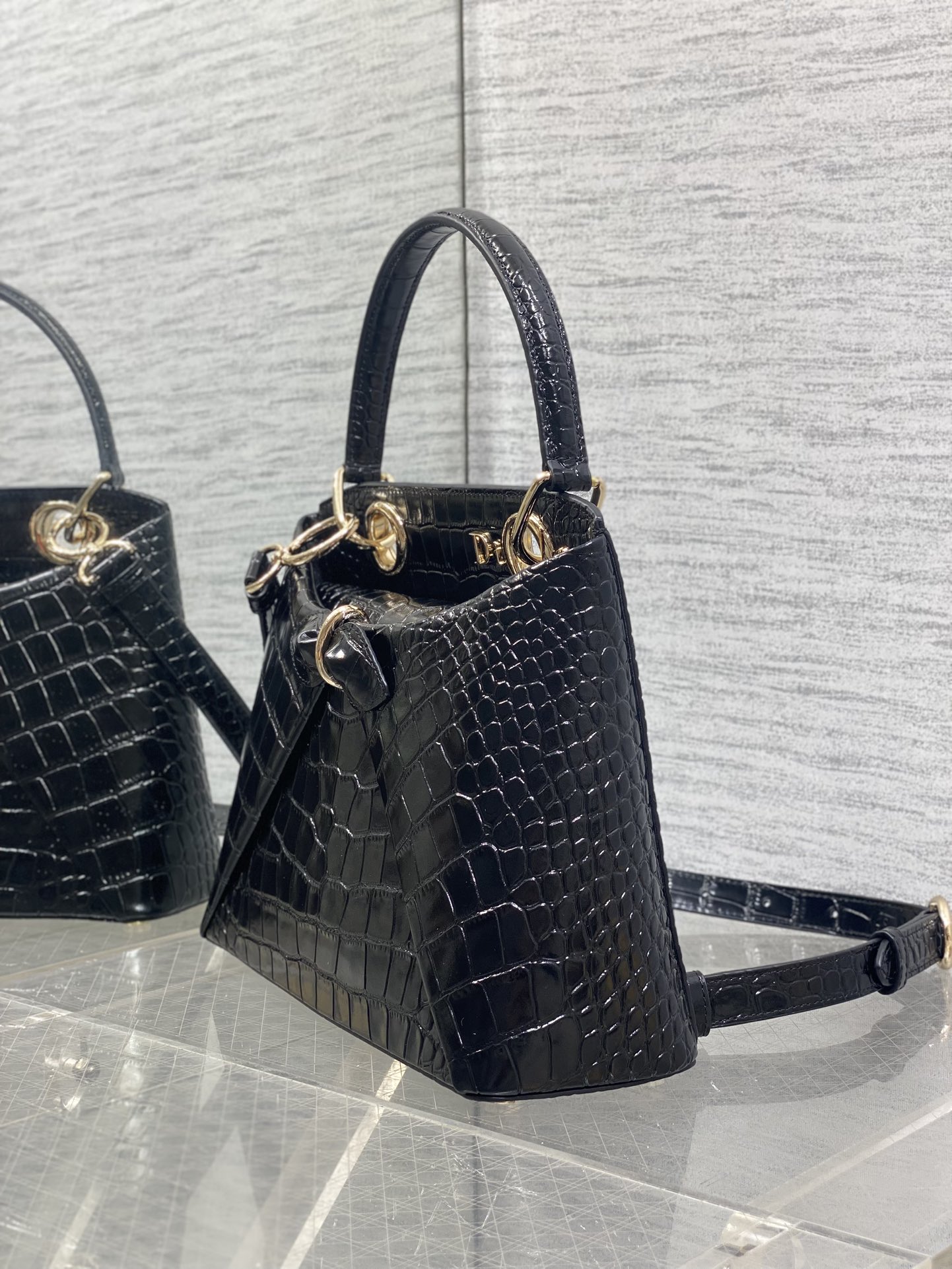 Dior Dior2026最新蝴蝶结手提包 把“蝴蝶结”焊在系列里 蝴蝶结也不再是小女生的甜腻感