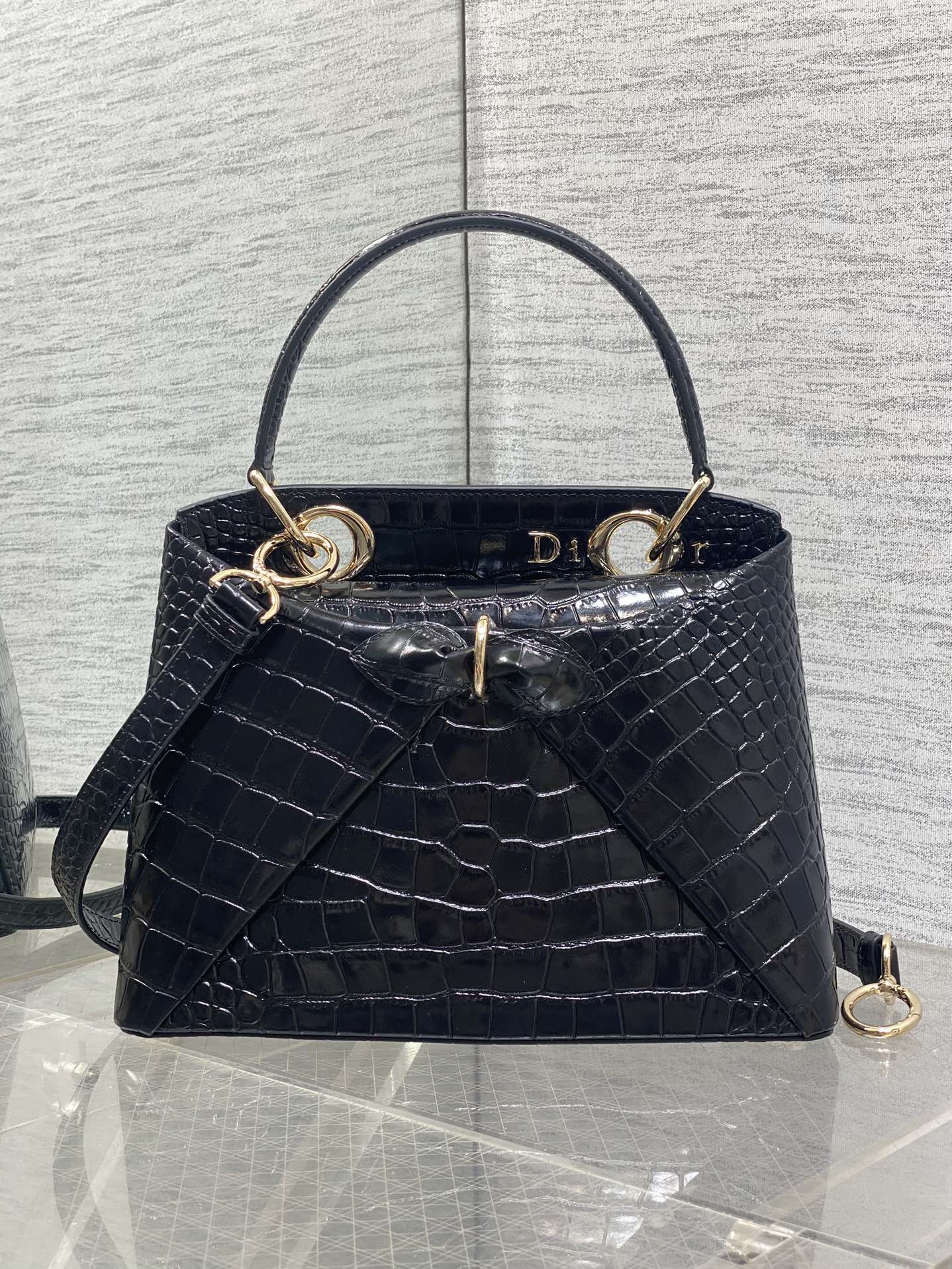 Dior Dior2026最新蝴蝶结手提包 把“蝴蝶结”焊在系列里 蝴蝶结也不再是小女生的甜腻感
