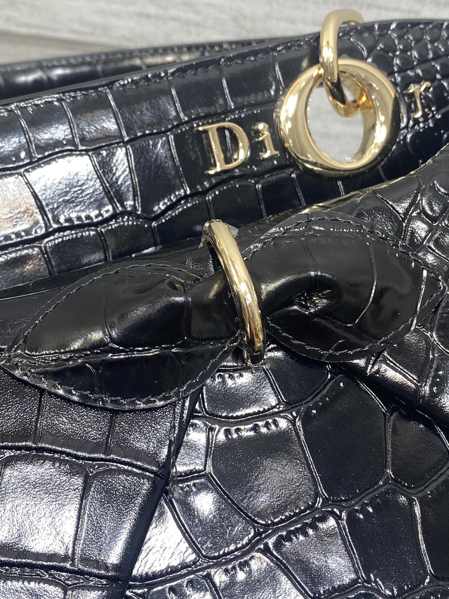 Dior Dior2026最新蝴蝶结手提包 把“蝴蝶结”焊在系列里 蝴蝶结也不再是小女生的甜腻感