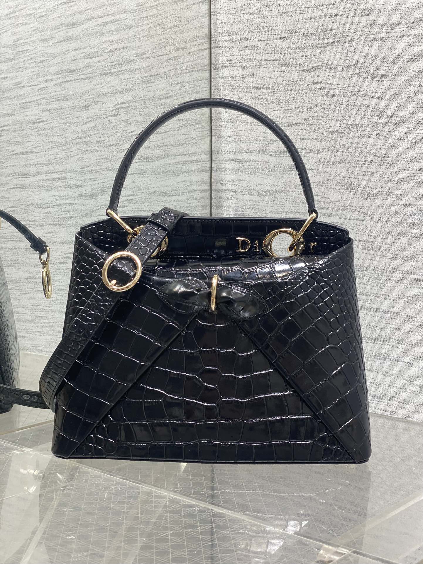 Dior Dior2026最新蝴蝶结手提包 把“蝴蝶结”焊在系列里 蝴蝶结也不再是小女生的甜腻感