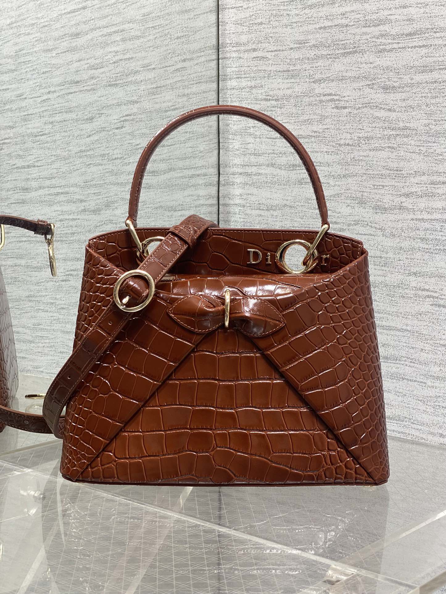 Dior Dior2026最新蝴蝶结手提包 把“蝴蝶结”焊在系列里 蝴蝶结也不再是小女生的甜腻感