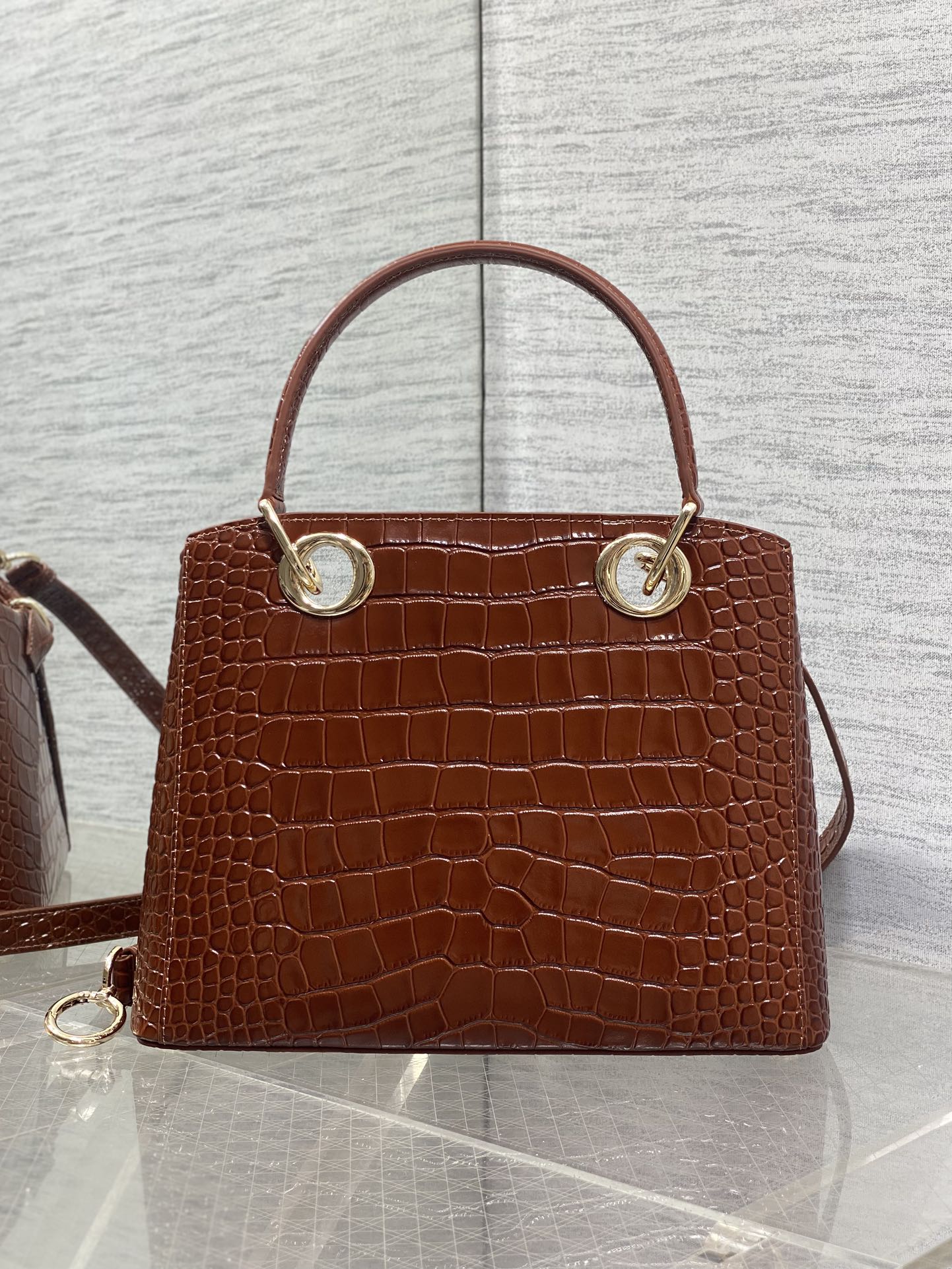 Dior Dior2026最新蝴蝶结手提包 把“蝴蝶结”焊在系列里 蝴蝶结也不再是小女生的甜腻感