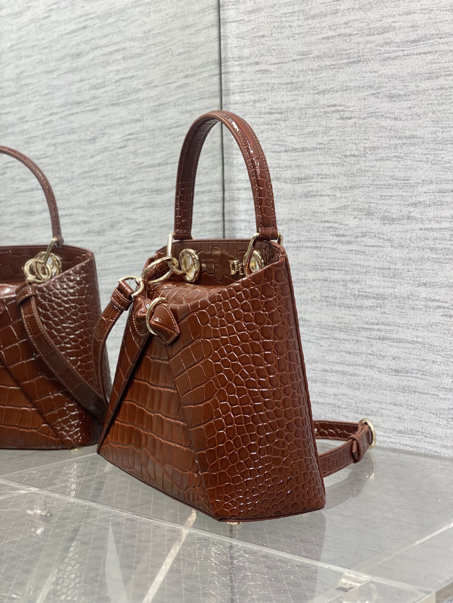 Dior Dior2026最新蝴蝶结手提包 把“蝴蝶结”焊在系列里 蝴蝶结也不再是小女生的甜腻感