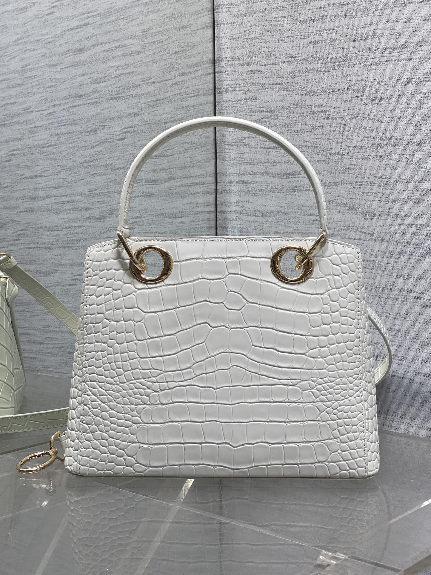 Dior Dior2026最新蝴蝶结手提包 把“蝴蝶结”焊在系列里 蝴蝶结也不再是小女生的甜腻感