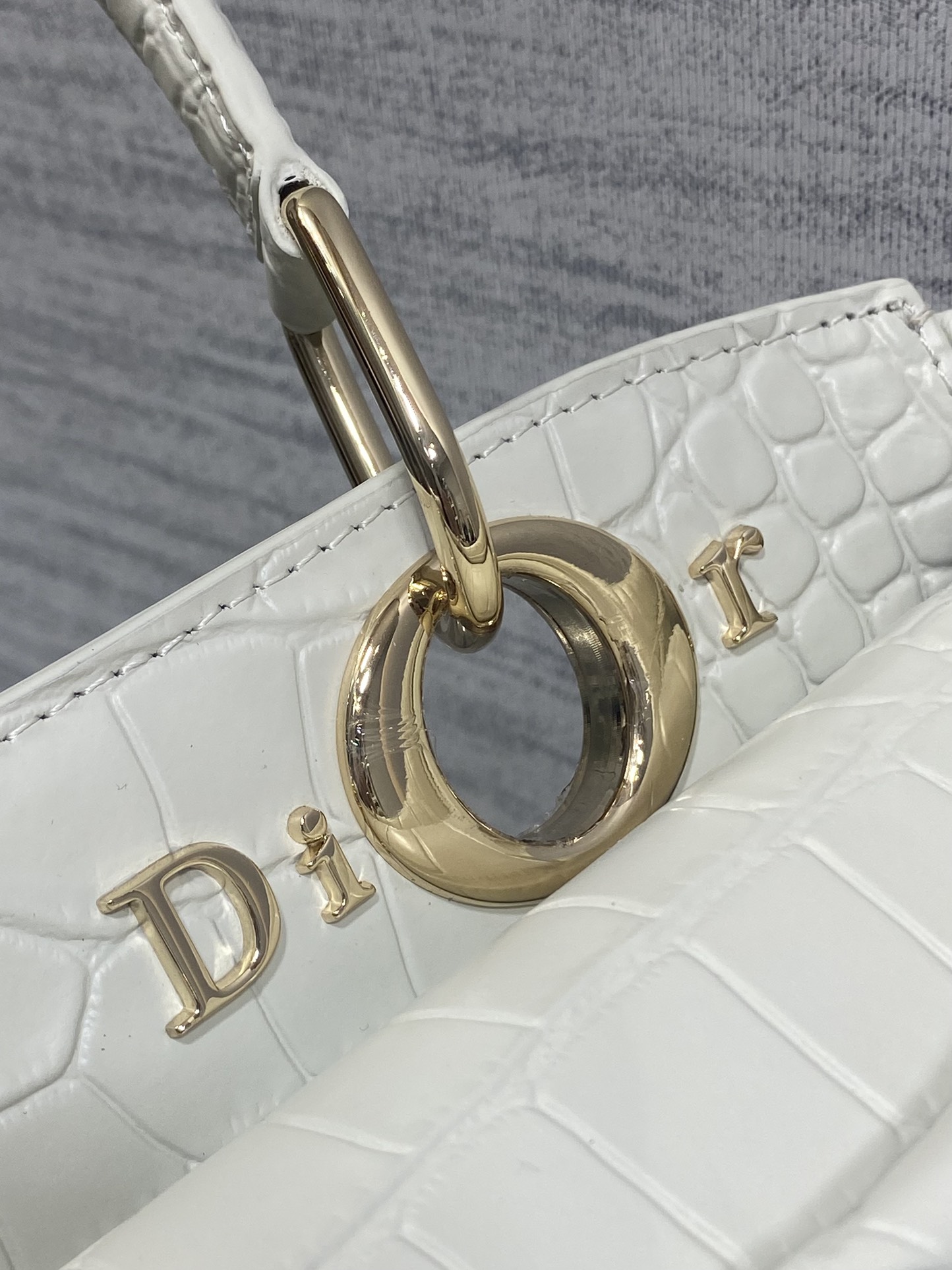 Dior Dior2026最新蝴蝶结手提包 把“蝴蝶结”焊在系列里 蝴蝶结也不再是小女生的甜腻感