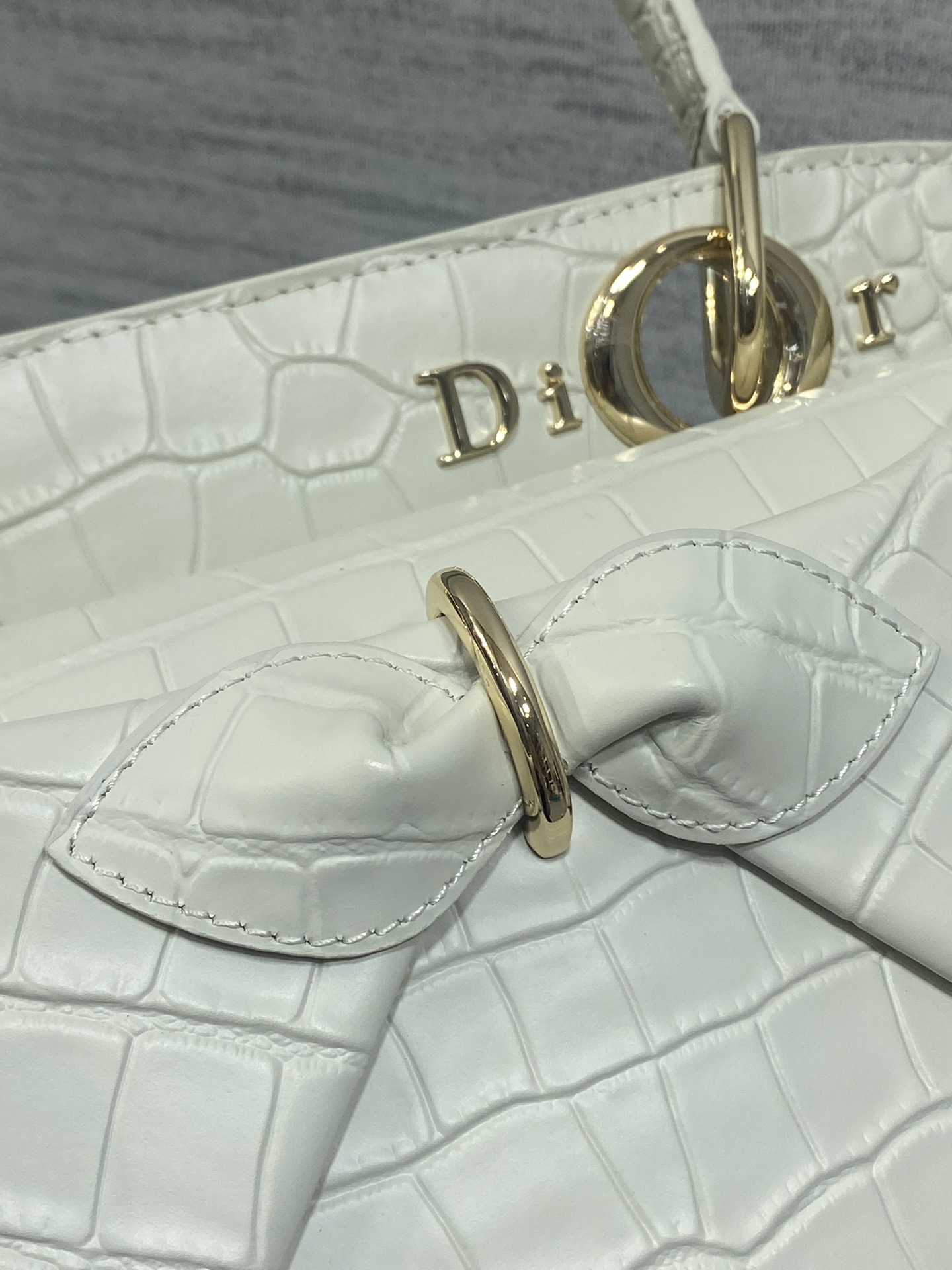 Dior Dior2026最新蝴蝶结手提包 把“蝴蝶结”焊在系列里 蝴蝶结也不再是小女生的甜腻感