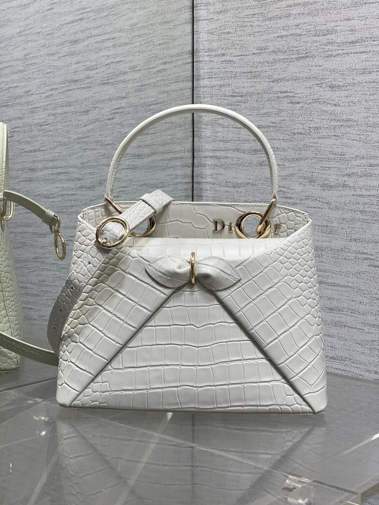 Dior Dior2026最新蝴蝶结手提包 把“蝴蝶结”焊在系列里 蝴蝶结也不再是小女生的甜腻感