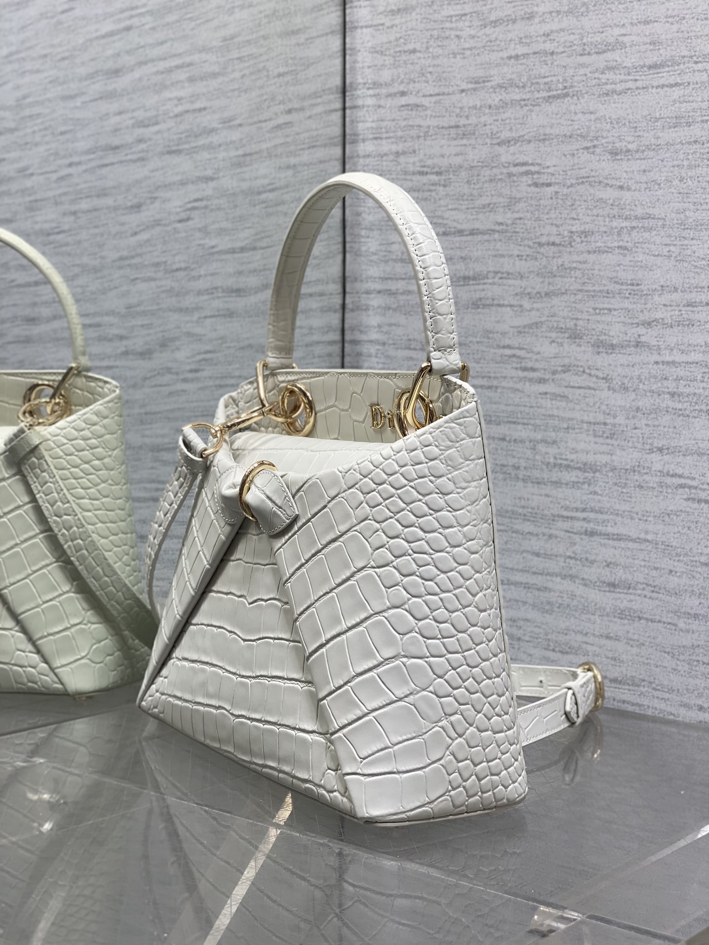 Dior Dior2026最新蝴蝶结手提包 把“蝴蝶结”焊在系列里 蝴蝶结也不再是小女生的甜腻感