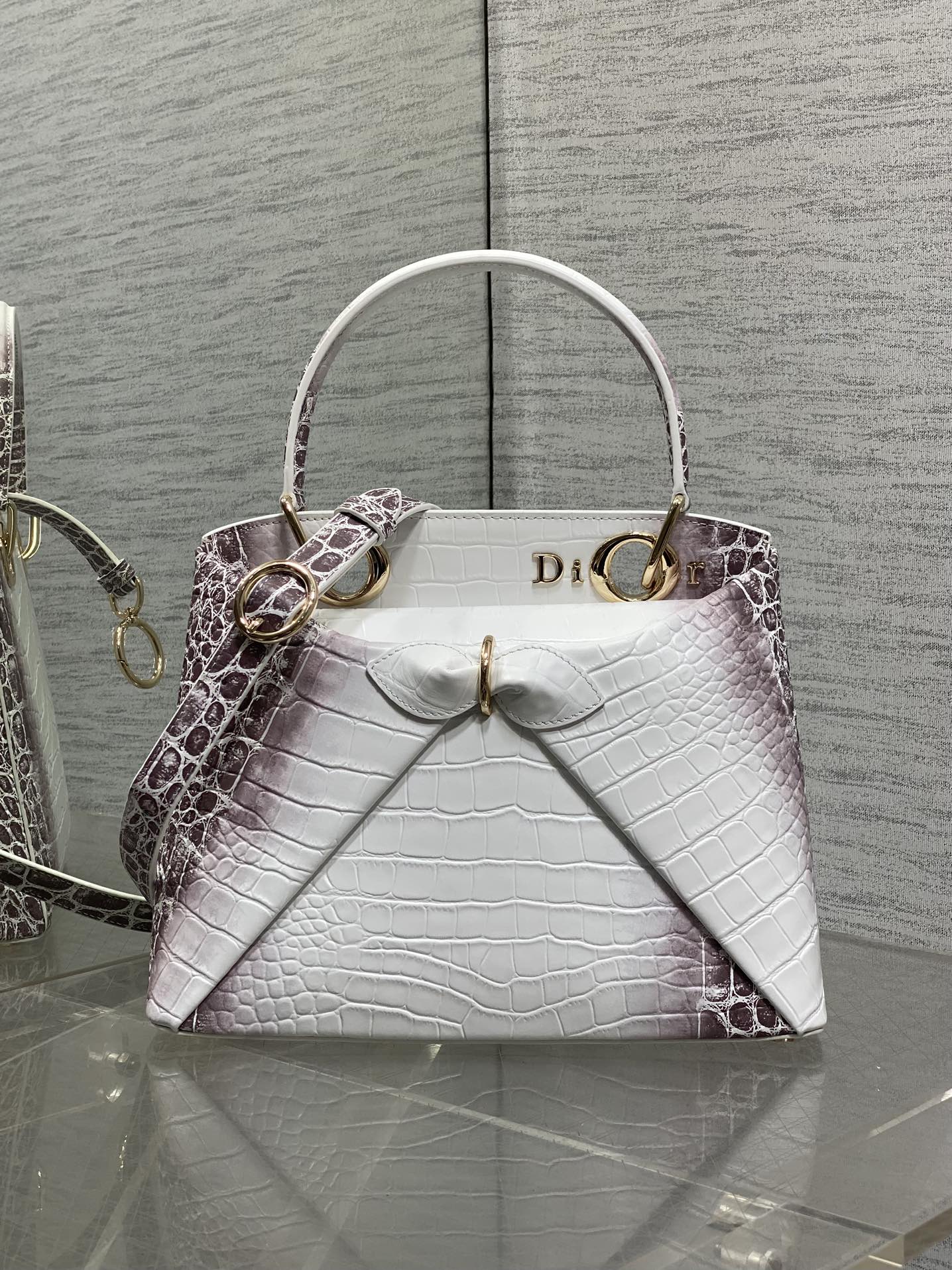 Dior Dior2026最新蝴蝶结手提包 把“蝴蝶结”焊在系列里 蝴蝶结也不再是小女生的甜腻感