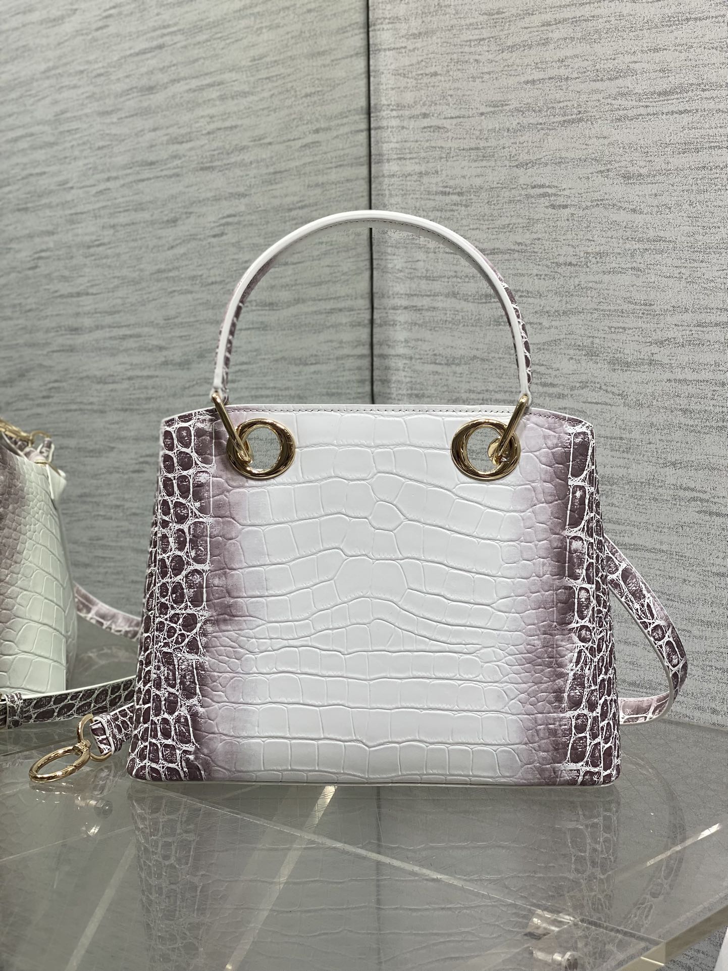Dior Dior2026最新蝴蝶结手提包 把“蝴蝶结”焊在系列里 蝴蝶结也不再是小女生的甜腻感