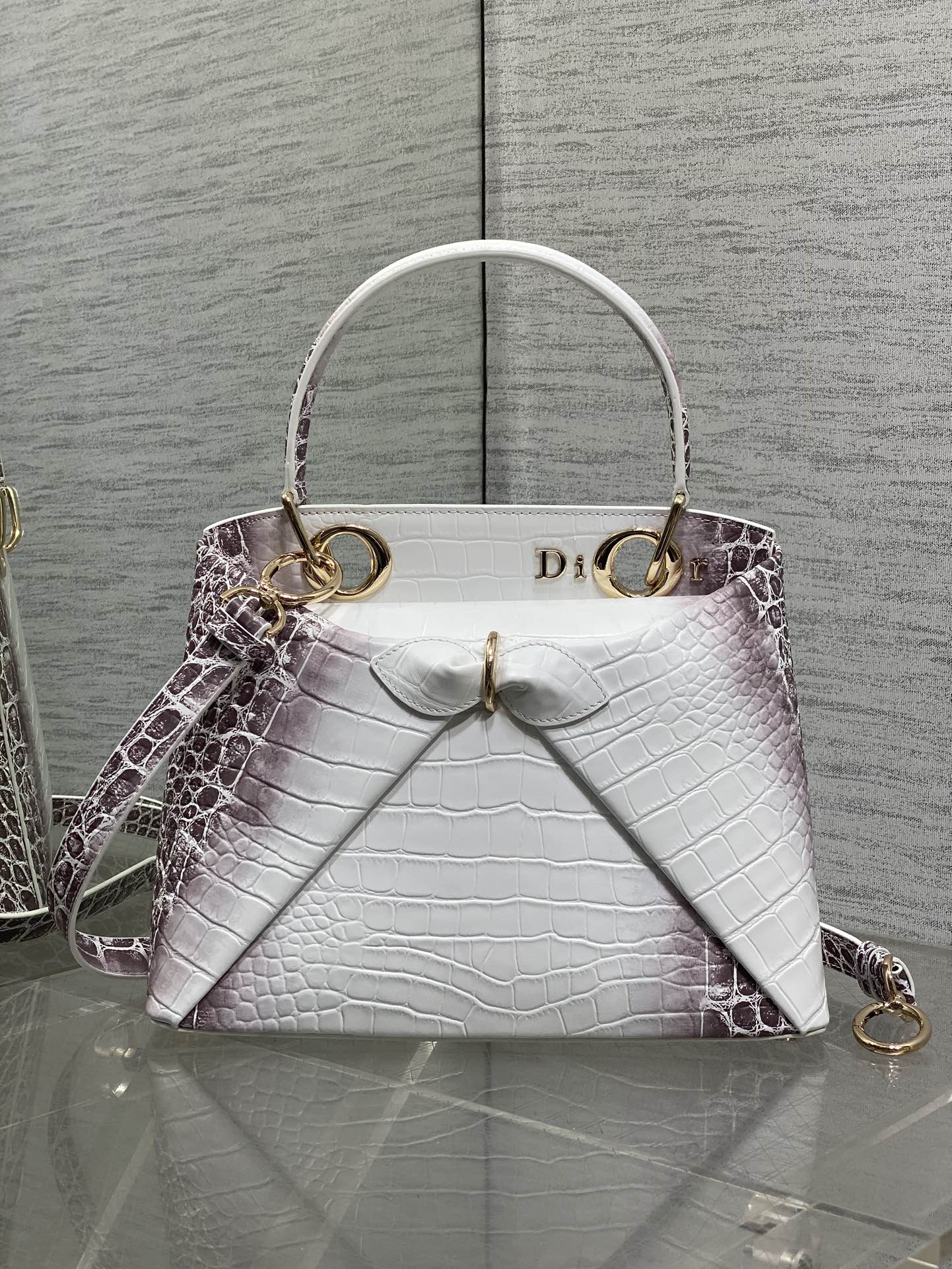 Dior Dior2026最新蝴蝶结手提包 把“蝴蝶结”焊在系列里 蝴蝶结也不再是小女生的甜腻感