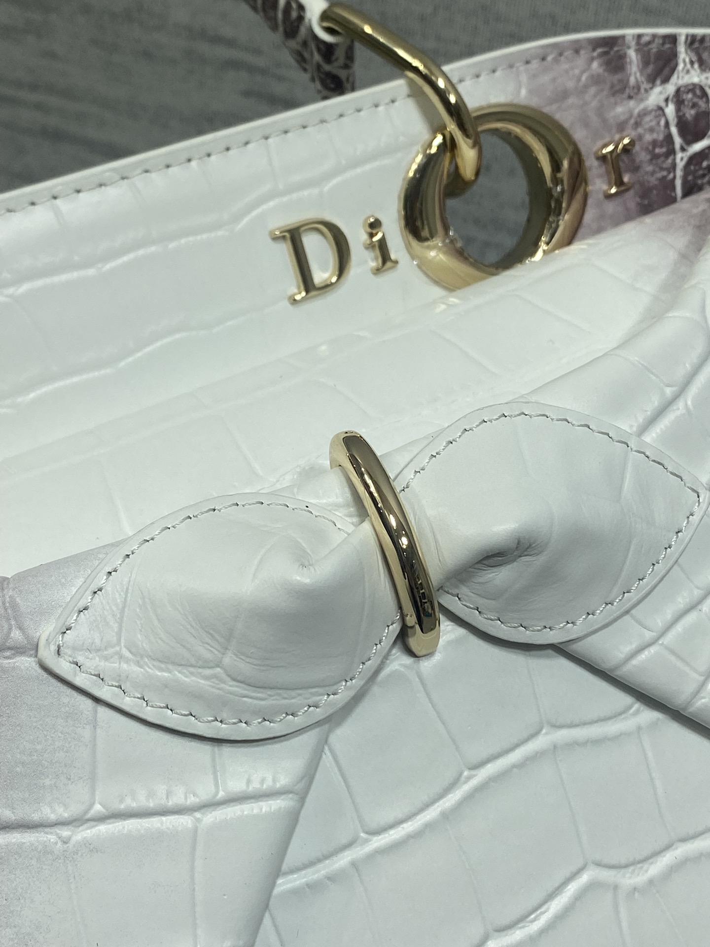 Dior Dior2026最新蝴蝶结手提包 把“蝴蝶结”焊在系列里 蝴蝶结也不再是小女生的甜腻感