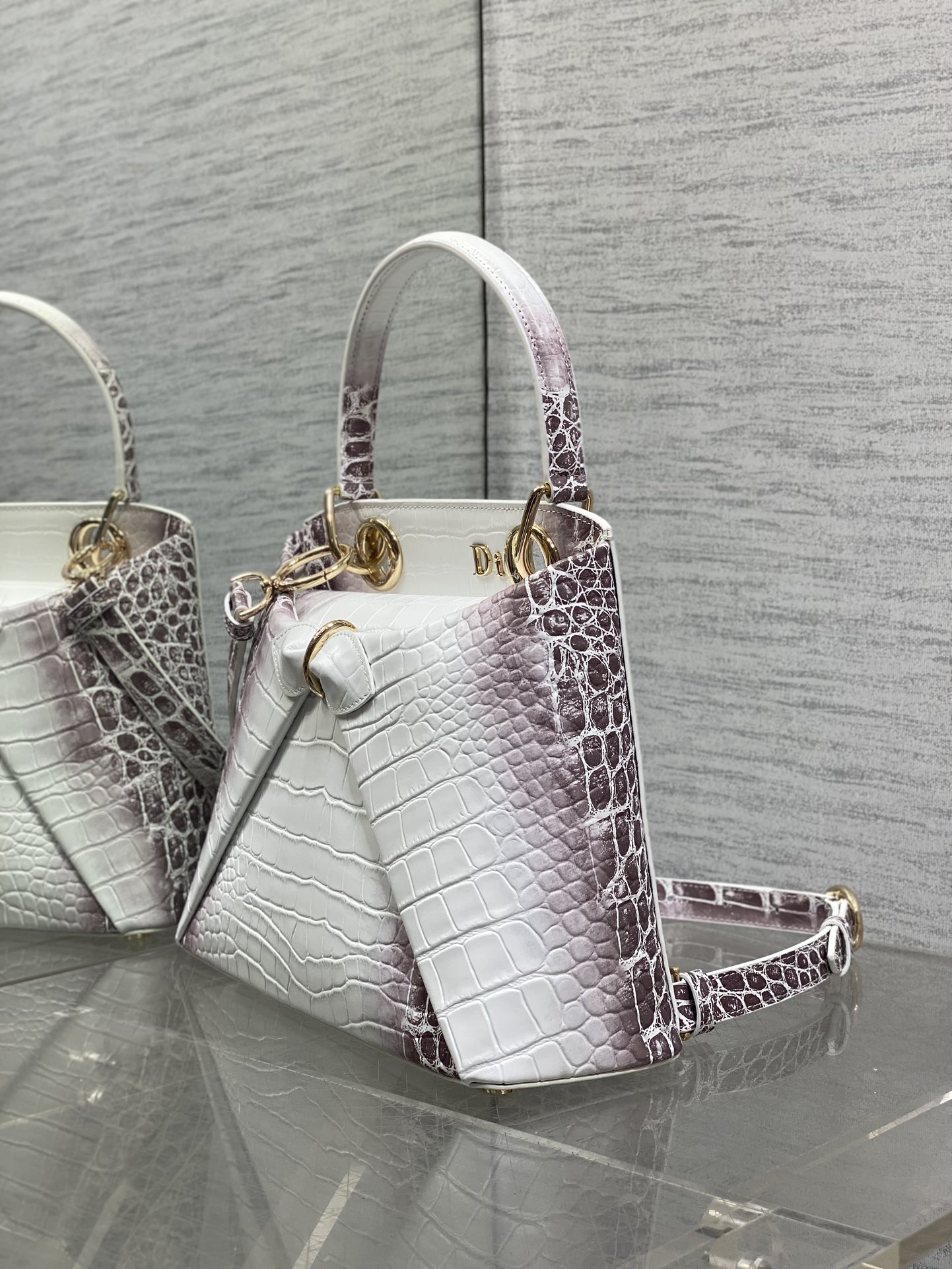 Dior Dior2026最新蝴蝶结手提包 把“蝴蝶结”焊在系列里 蝴蝶结也不再是小女生的甜腻感