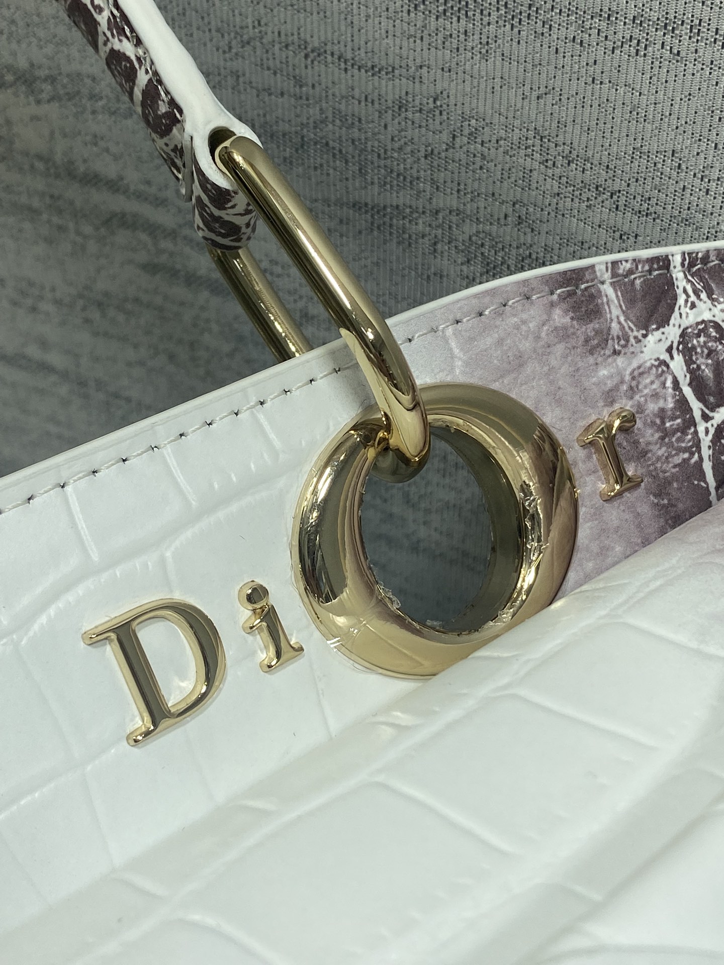 Dior Dior2026最新蝴蝶结手提包 把“蝴蝶结”焊在系列里 蝴蝶结也不再是小女生的甜腻感