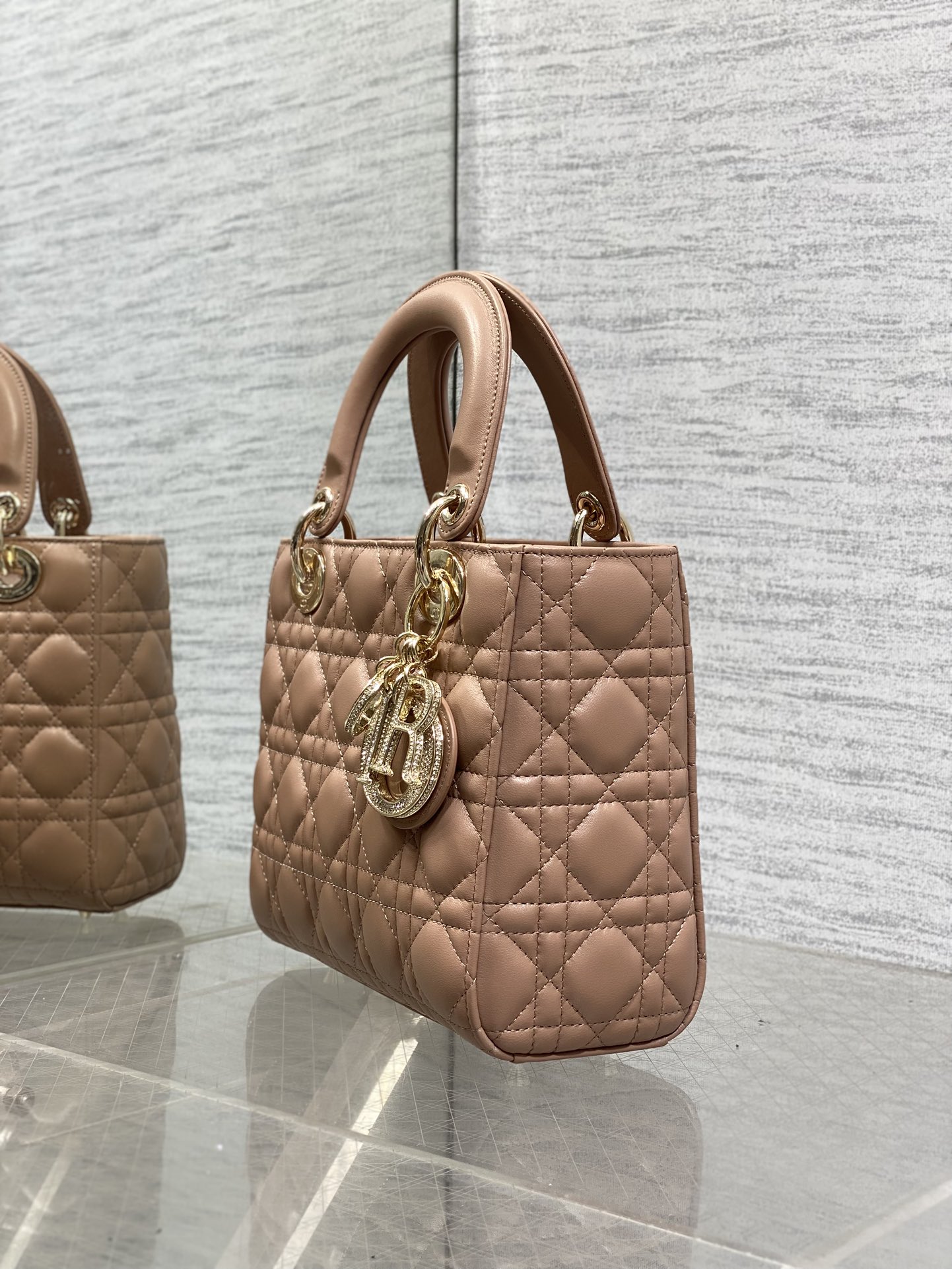 Dior 四格羊皮Lady最新限量版钻石扣戴妃包 人手一个 的戴妃包 迷人优雅又气场十足