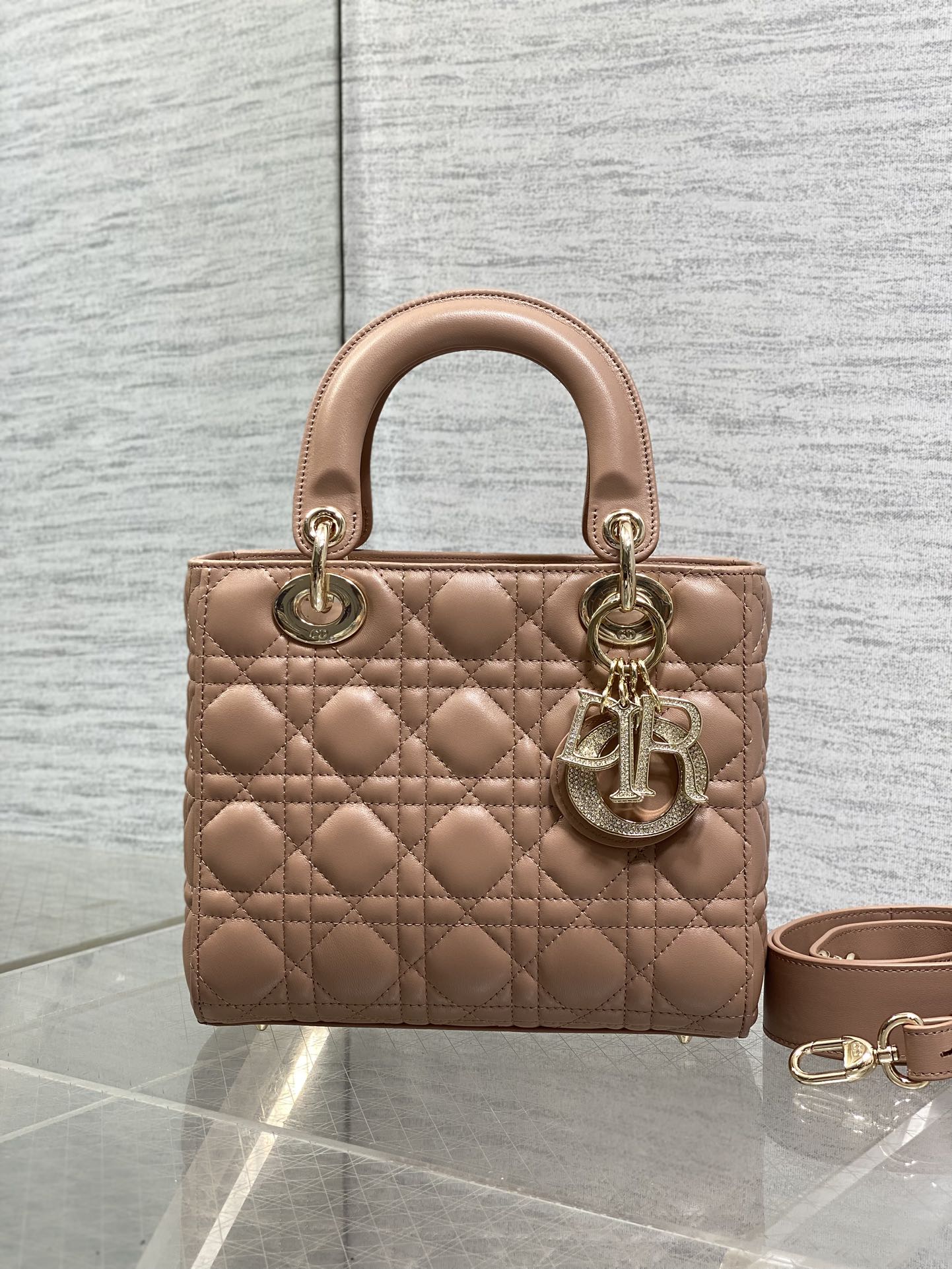 Dior 四格羊皮Lady最新限量版钻石扣戴妃包 人手一个 的戴妃包 迷人优雅又气场十足