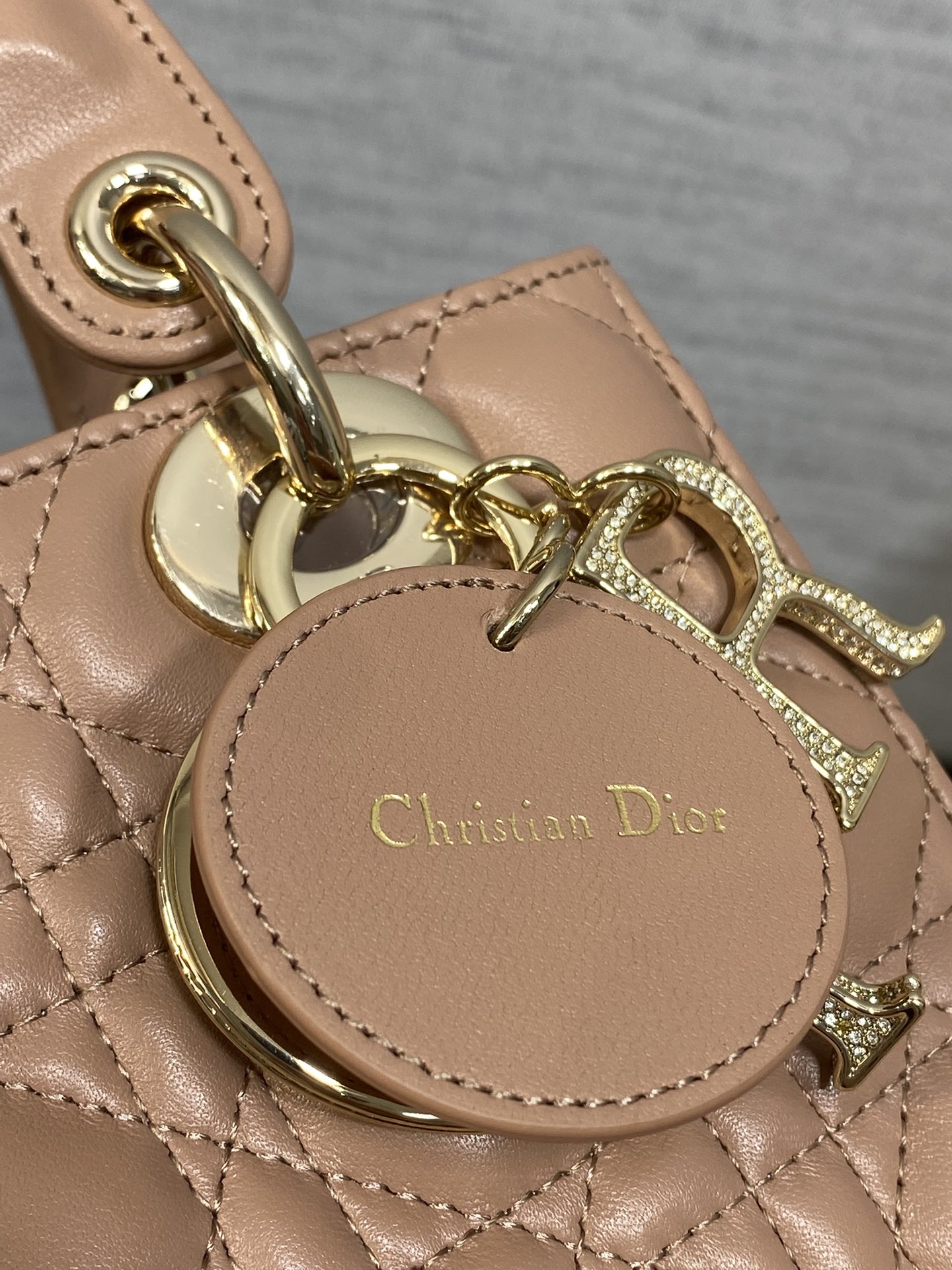 Dior 四格羊皮Lady最新限量版钻石扣戴妃包 人手一个 的戴妃包 迷人优雅又气场十足