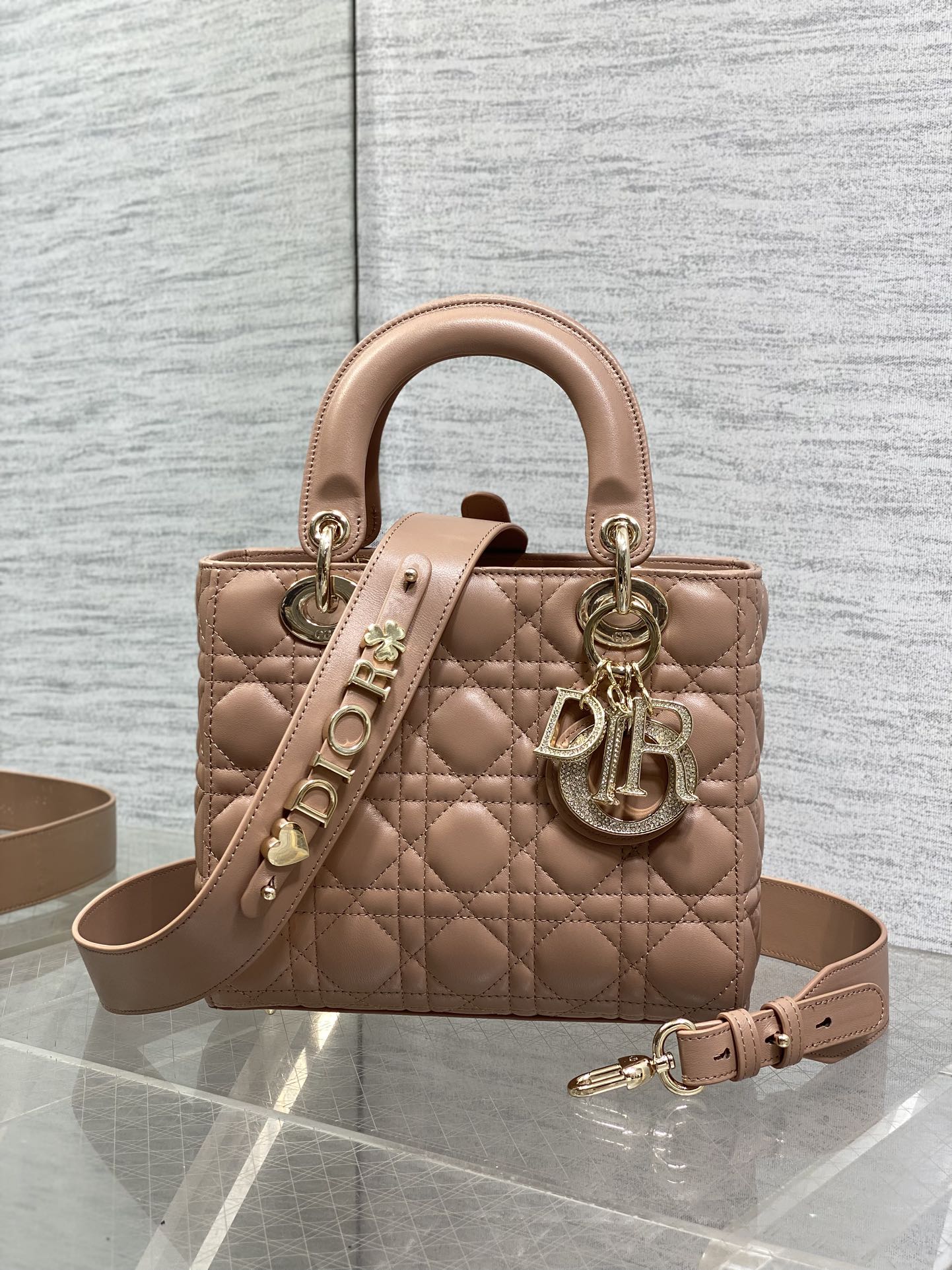 Dior 四格羊皮Lady最新限量版钻石扣戴妃包 人手一个 的戴妃包 迷人优雅又气场十足